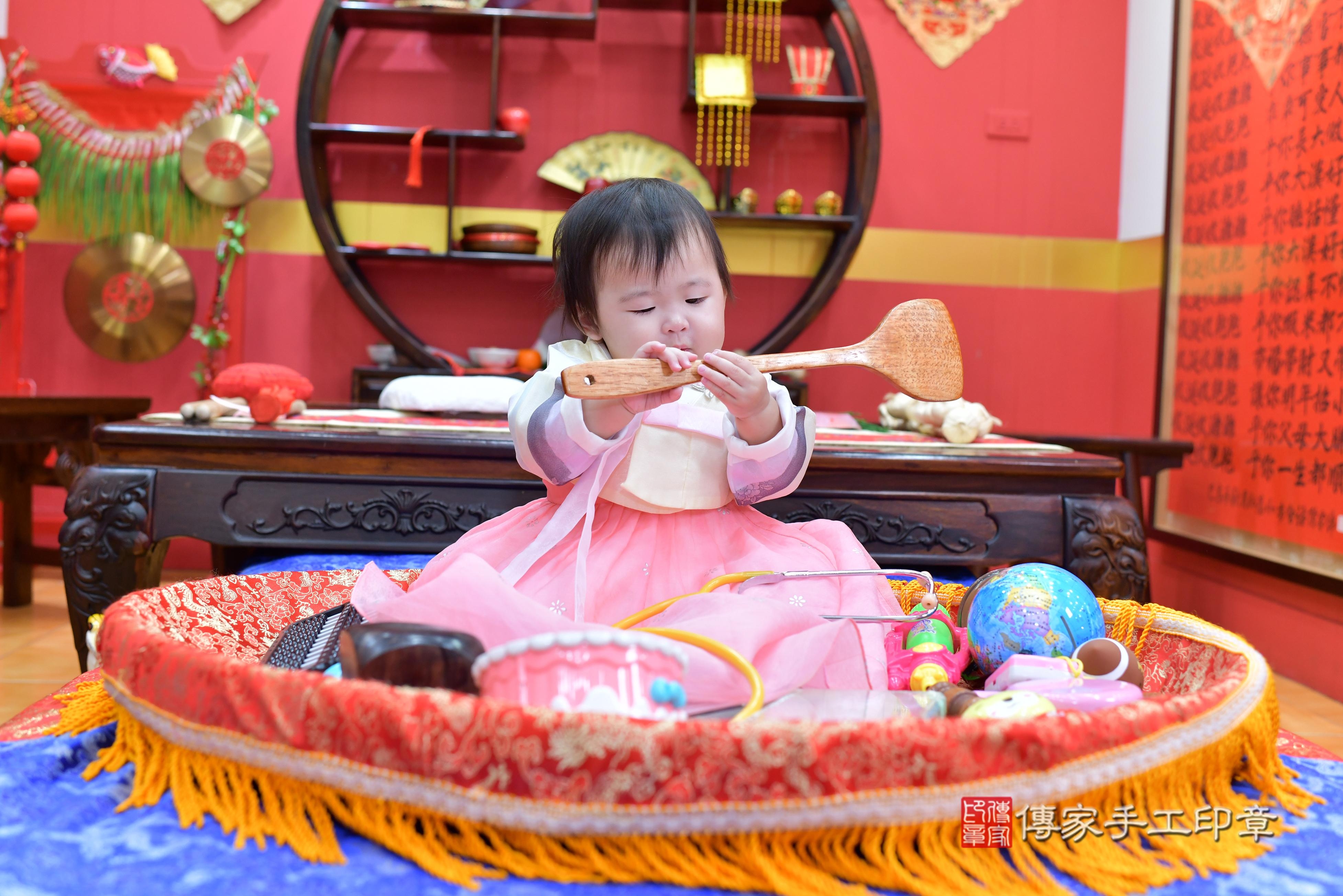 傳家手工印章桃園店、抓周、度脺、中國風會場、傳家嬰兒古禮、吉祥話、抓周道具物品24種、拍照。抓周證書。寶寶抓周、滿周歲、生日快樂、祝福 傳家手工印章桃園店、抓周、度脺、中國風會場、傳家嬰兒古禮、吉祥話、抓周道具物品24種、拍照。抓周證書。寶寶抓周、滿周歲、生日快樂、祝福