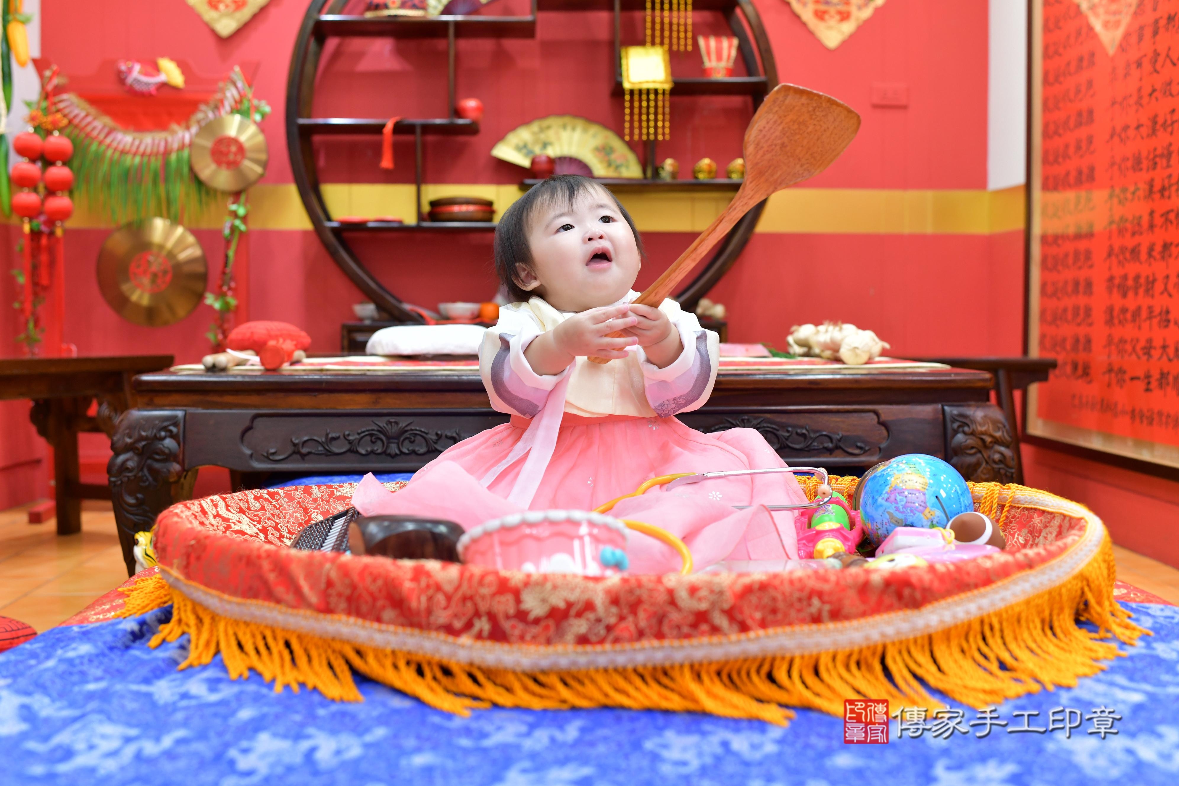 傳家手工印章桃園店、抓周、度脺、中國風會場、傳家嬰兒古禮、吉祥話、抓周道具物品24種、拍照。抓周證書。寶寶抓周、滿周歲、生日快樂、祝福 傳家手工印章桃園店、抓周、度脺、中國風會場、傳家嬰兒古禮、吉祥話、抓周道具物品24種、拍照。抓周證書。寶寶抓周、滿周歲、生日快樂、祝福