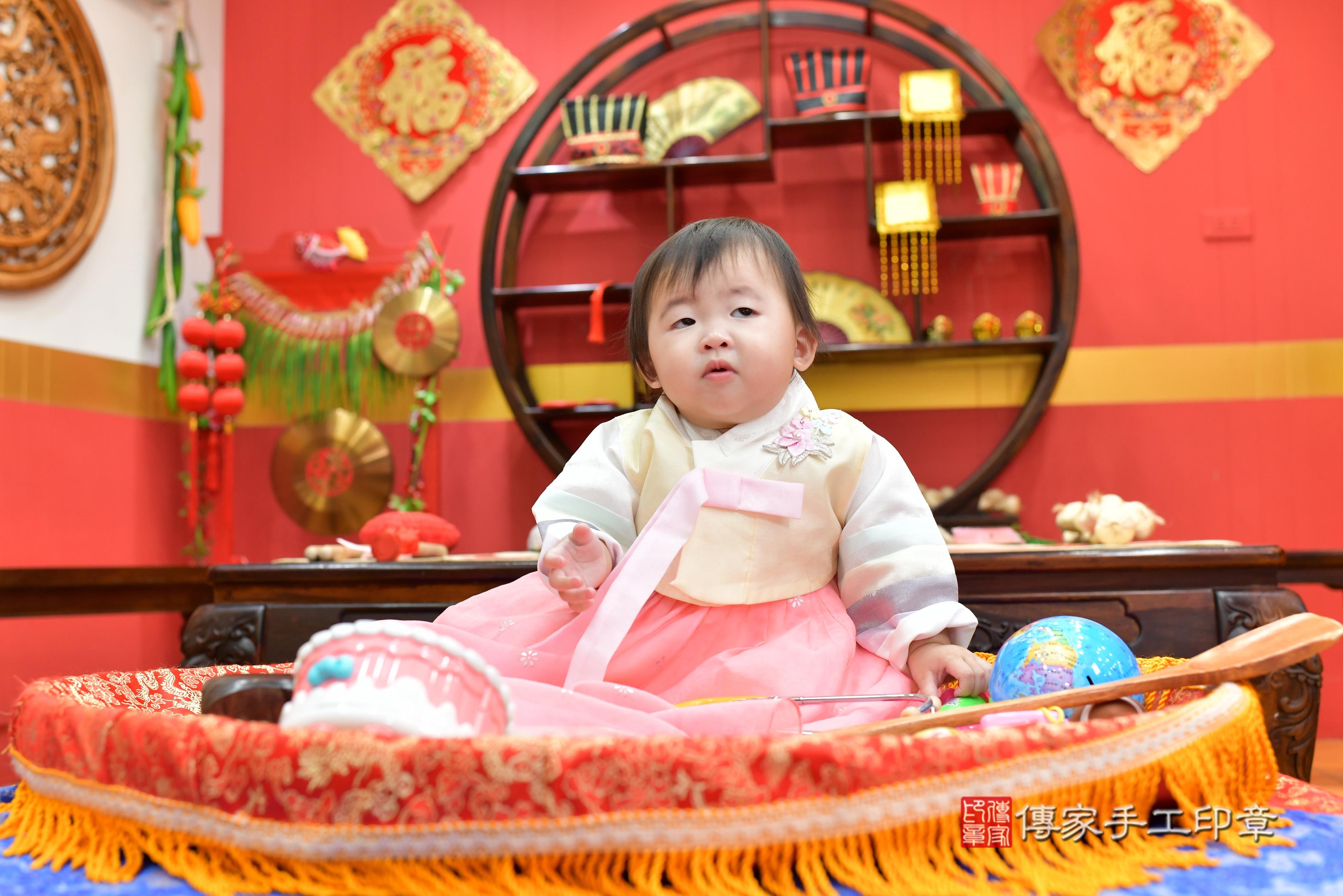 傳家手工印章桃園店、抓周、度脺、中國風會場、傳家嬰兒古禮、吉祥話、抓周道具物品24種、拍照。抓周證書。寶寶抓周、滿周歲、生日快樂、祝福 傳家手工印章桃園店、抓周、度脺、中國風會場、傳家嬰兒古禮、吉祥話、抓周道具物品24種、拍照。抓周證書。寶寶抓周、滿周歲、生日快樂、祝福