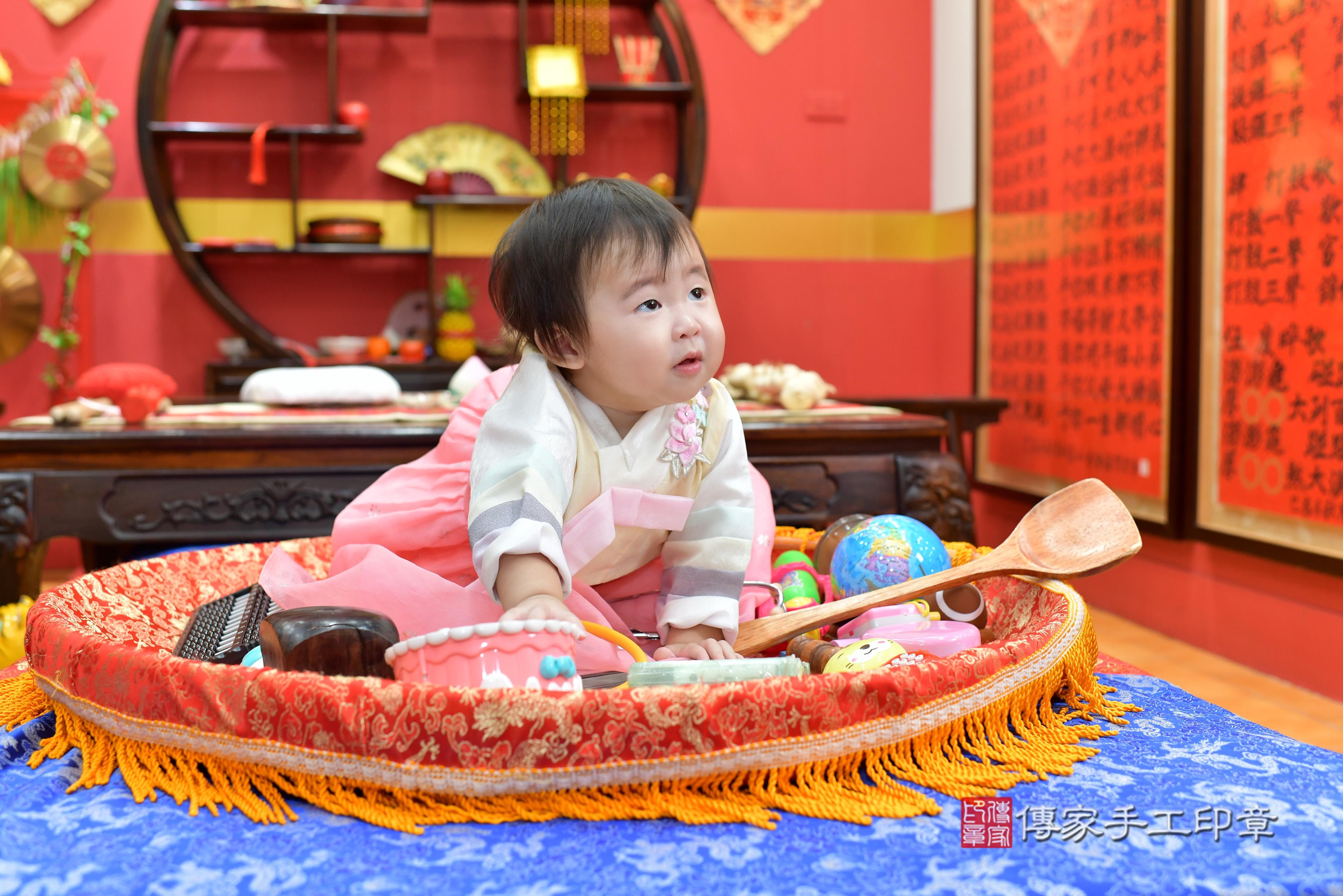 傳家手工印章桃園店、抓周、度脺、中國風會場、傳家嬰兒古禮、吉祥話、抓周道具物品24種、拍照。抓周證書。寶寶抓周、滿周歲、生日快樂、祝福 傳家手工印章桃園店、抓周、度脺、中國風會場、傳家嬰兒古禮、吉祥話、抓周道具物品24種、拍照。抓周證書。寶寶抓周、滿周歲、生日快樂、祝福
