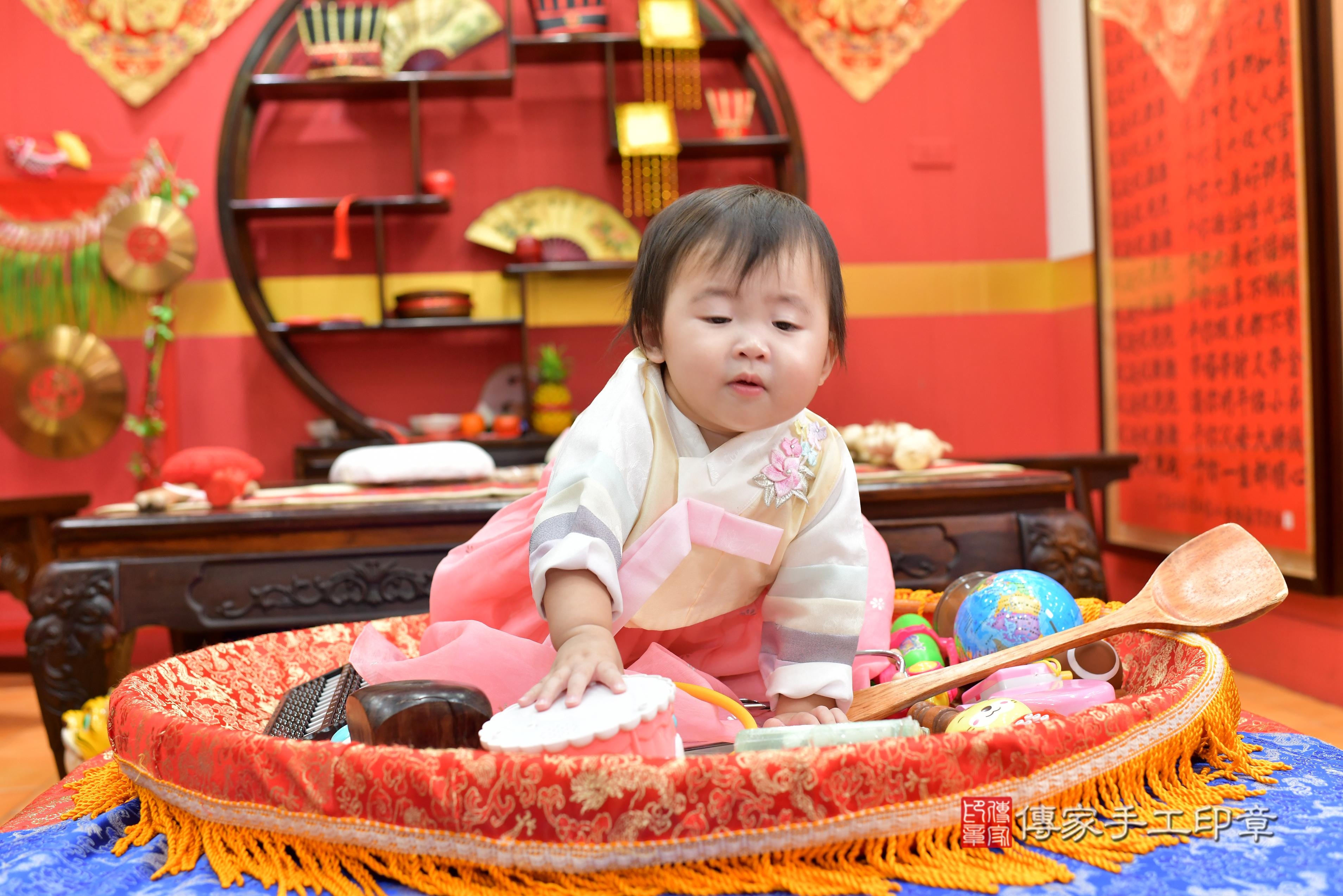 傳家手工印章桃園店、抓周、度脺、中國風會場、傳家嬰兒古禮、吉祥話、抓周道具物品24種、拍照。抓周證書。寶寶抓周、滿周歲、生日快樂、祝福 傳家手工印章桃園店、抓周、度脺、中國風會場、傳家嬰兒古禮、吉祥話、抓周道具物品24種、拍照。抓周證書。寶寶抓周、滿周歲、生日快樂、祝福