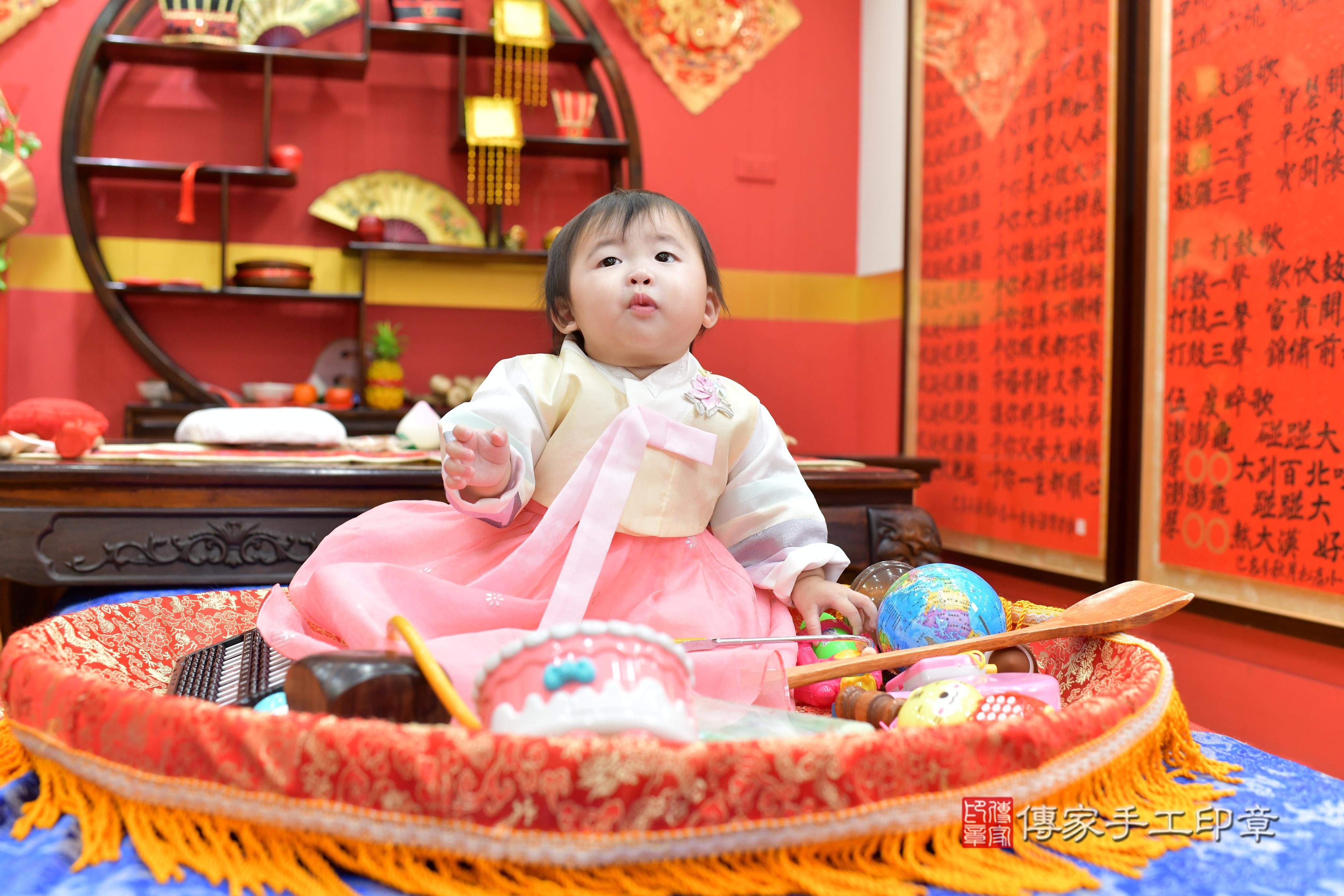 傳家手工印章桃園店、抓周、度脺、中國風會場、傳家嬰兒古禮、吉祥話、抓周道具物品24種、拍照。抓周證書。寶寶抓周、滿周歲、生日快樂、祝福 傳家手工印章桃園店、抓周、度脺、中國風會場、傳家嬰兒古禮、吉祥話、抓周道具物品24種、拍照。抓周證書。寶寶抓周、滿周歲、生日快樂、祝福