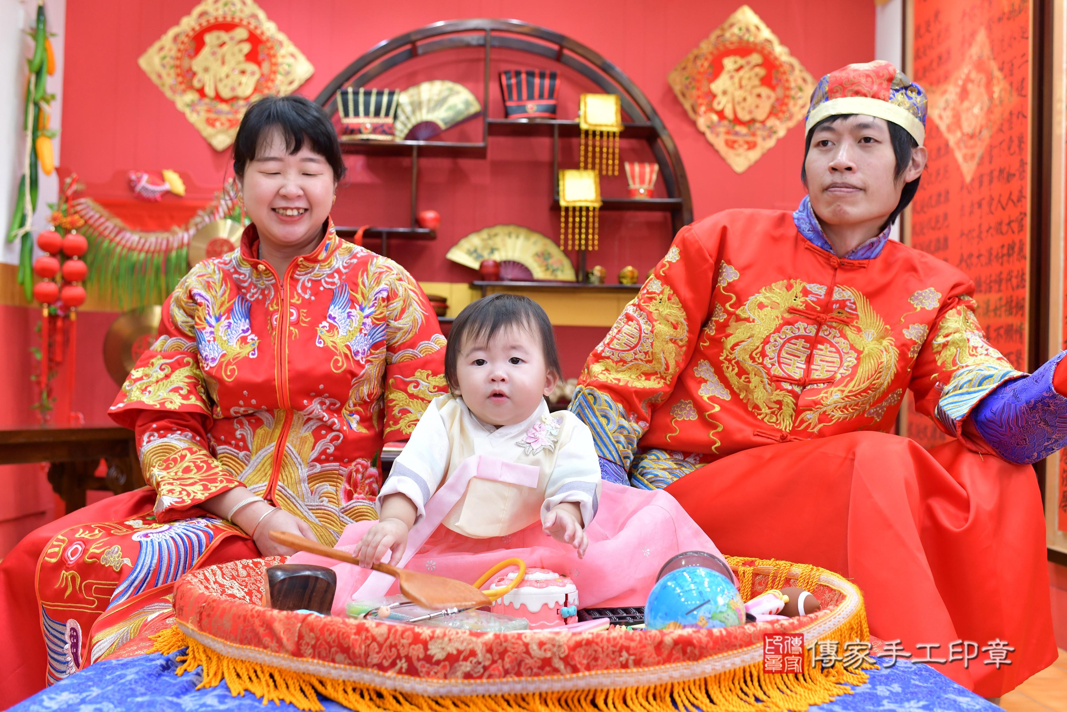 傳家手工印章桃園店、抓周、度脺、中國風會場、傳家嬰兒古禮、吉祥話、抓周道具物品24種、拍照。抓周證書。寶寶抓周、滿周歲、生日快樂、祝福 傳家手工印章桃園店、抓周、度脺、中國風會場、傳家嬰兒古禮、吉祥話、抓周道具物品24種、拍照。抓周證書。寶寶抓周、滿周歲、生日快樂、祝福