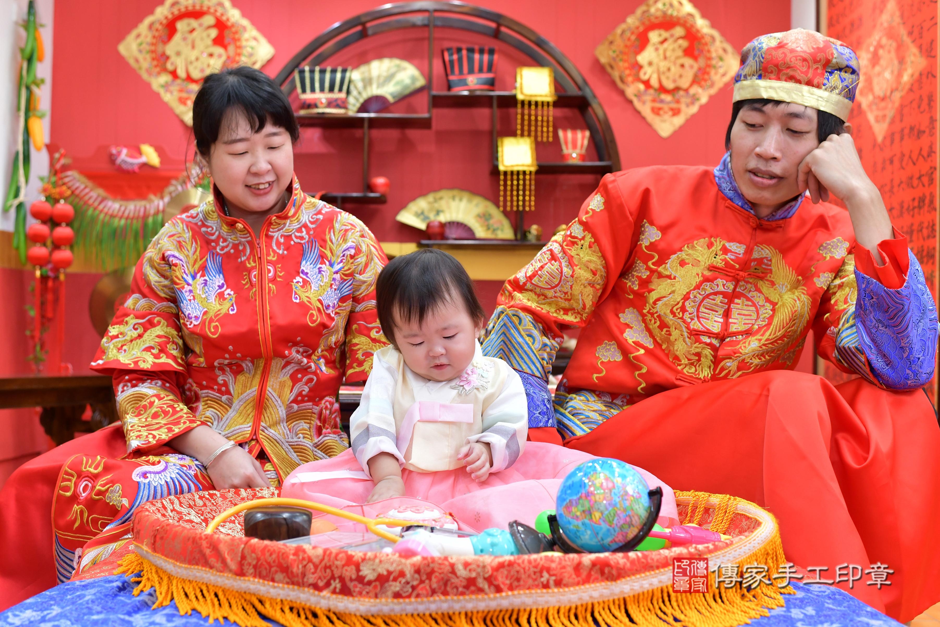 傳家手工印章桃園店、抓周、度脺、中國風會場、傳家嬰兒古禮、吉祥話、抓周道具物品24種、拍照。抓周證書。寶寶抓周、滿周歲、生日快樂、祝福 傳家手工印章桃園店、抓周、度脺、中國風會場、傳家嬰兒古禮、吉祥話、抓周道具物品24種、拍照。抓周證書。寶寶抓周、滿周歲、生日快樂、祝福