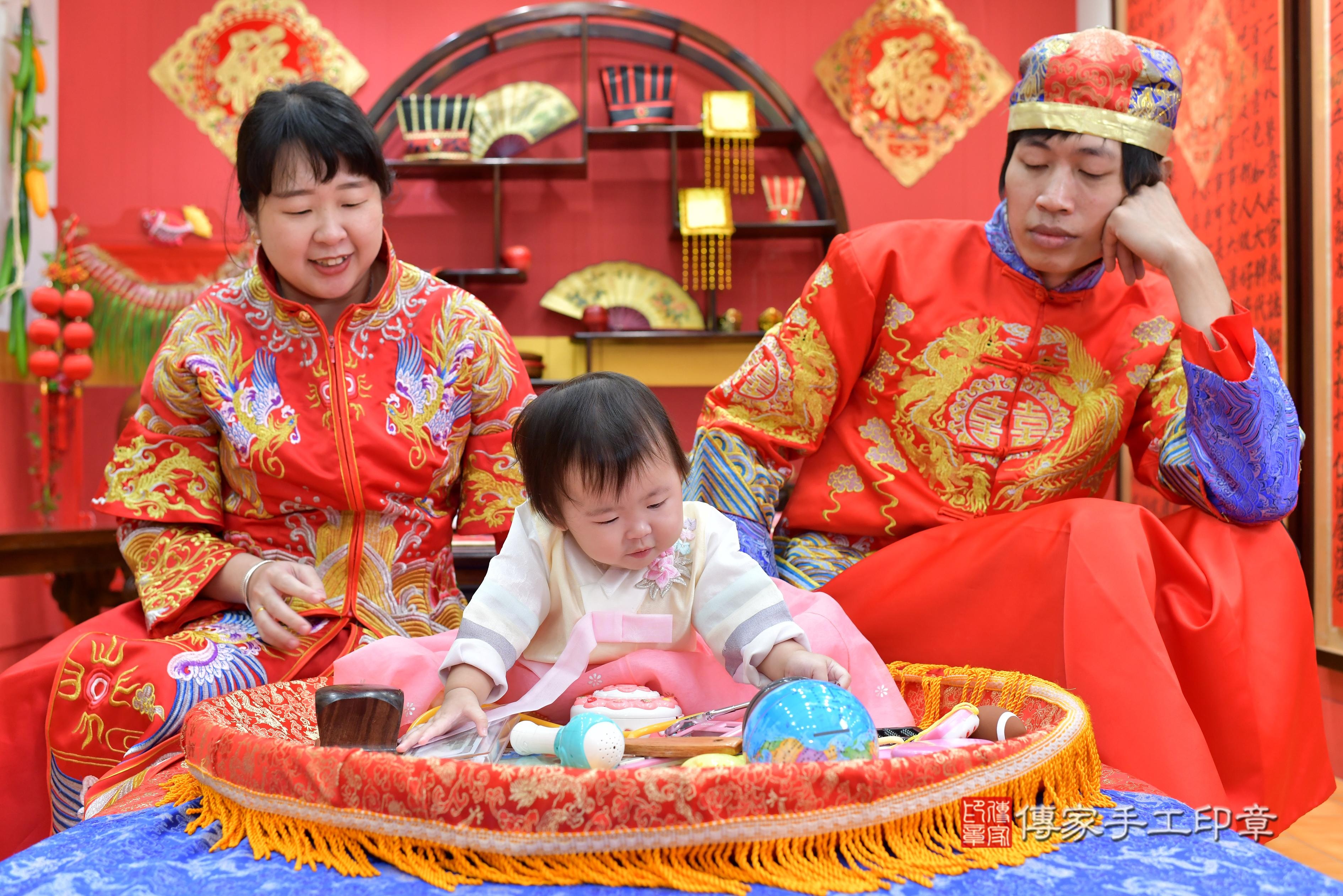 傳家手工印章桃園店、抓周、度脺、中國風會場、傳家嬰兒古禮、吉祥話、抓周道具物品24種、拍照。抓周證書。寶寶抓周、滿周歲、生日快樂、祝福 傳家手工印章桃園店、抓周、度脺、中國風會場、傳家嬰兒古禮、吉祥話、抓周道具物品24種、拍照。抓周證書。寶寶抓周、滿周歲、生日快樂、祝福
