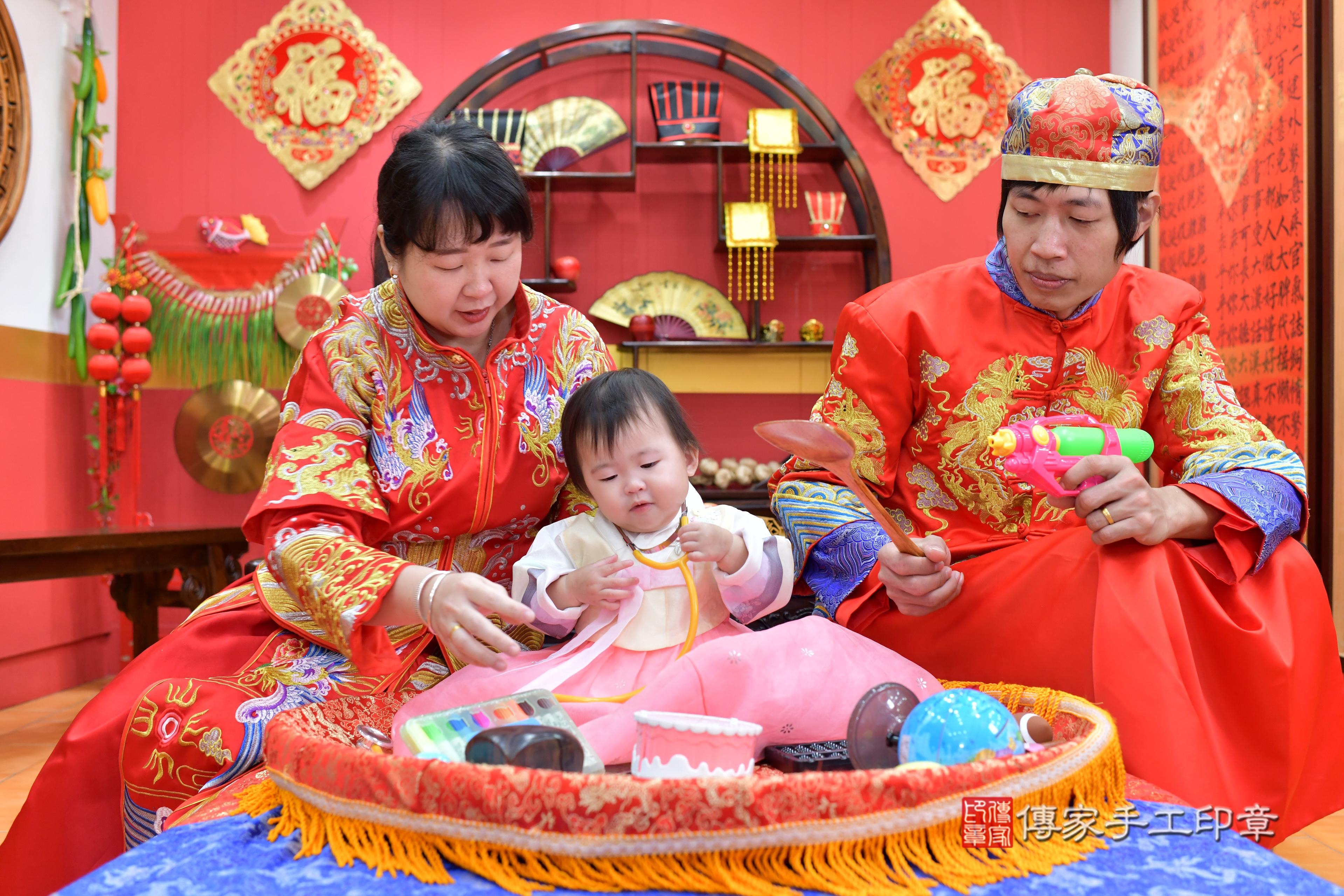 傳家手工印章桃園店、抓周、度脺、中國風會場、傳家嬰兒古禮、吉祥話、抓周道具物品24種、拍照。抓周證書。寶寶抓周、滿周歲、生日快樂、祝福 傳家手工印章桃園店、抓周、度脺、中國風會場、傳家嬰兒古禮、吉祥話、抓周道具物品24種、拍照。抓周證書。寶寶抓周、滿周歲、生日快樂、祝福