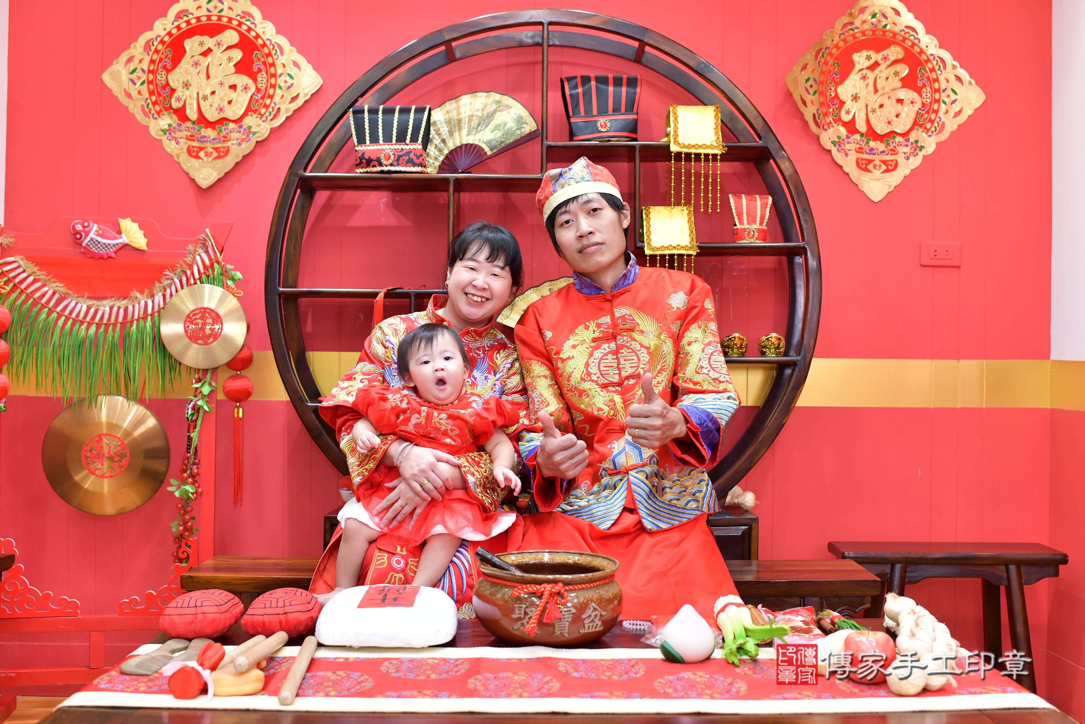 傳家手工印章桃園店、抓周、度脺、中國風會場、傳家嬰兒古禮、吉祥話、抓周道具物品24種、拍照。抓周證書。寶寶抓周、滿周歲、生日快樂、祝福 傳家手工印章桃園店、抓周、度脺、中國風會場、傳家嬰兒古禮、吉祥話、抓周道具物品24種、拍照。抓周證書。寶寶抓周、滿周歲、生日快樂、祝福