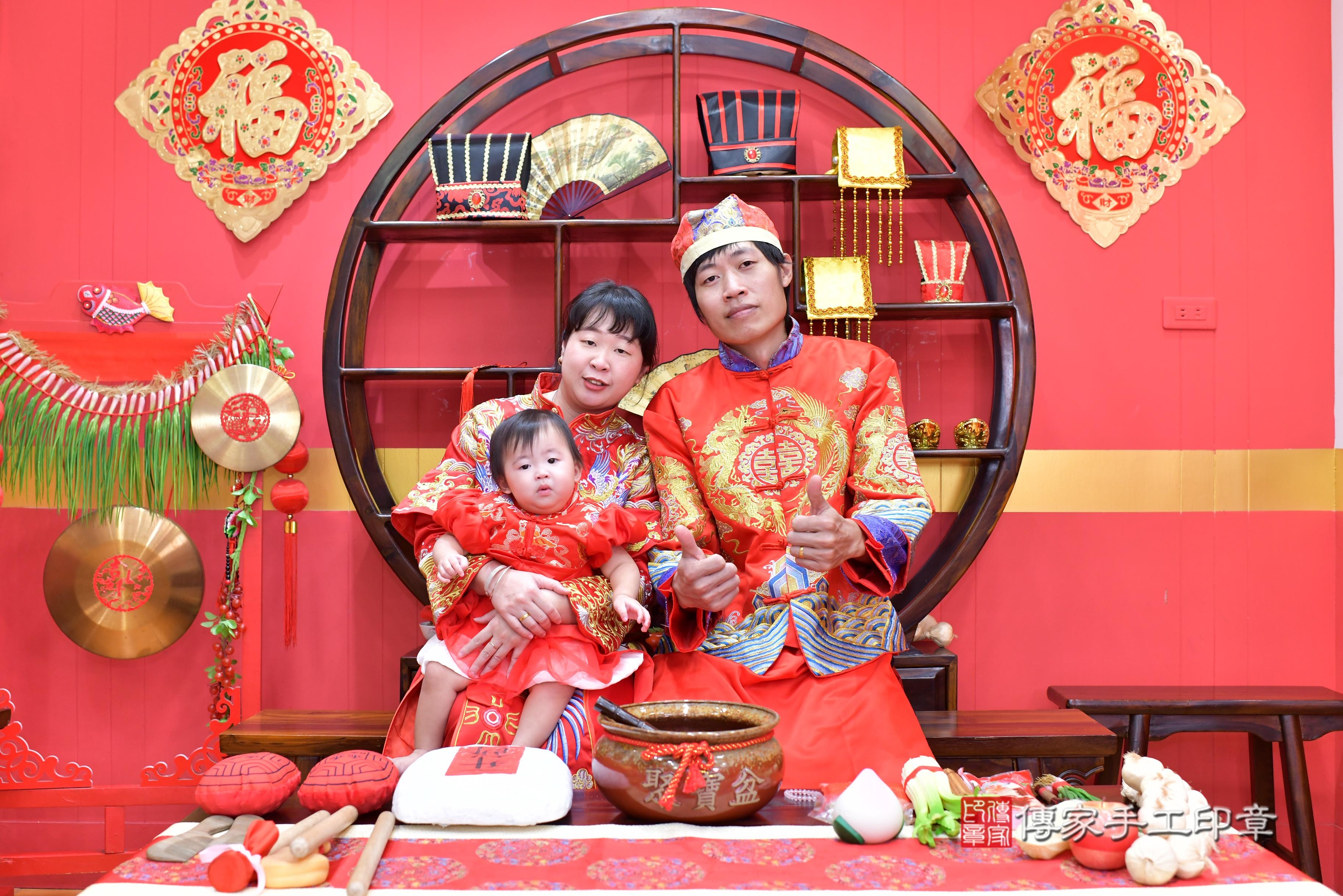 傳家手工印章桃園店、抓周、度脺、中國風會場、傳家嬰兒古禮、吉祥話、抓周道具物品24種、拍照。抓周證書。寶寶抓周、滿周歲、生日快樂、祝福 傳家手工印章桃園店、抓周、度脺、中國風會場、傳家嬰兒古禮、吉祥話、抓周道具物品24種、拍照。抓周證書。寶寶抓周、滿周歲、生日快樂、祝福