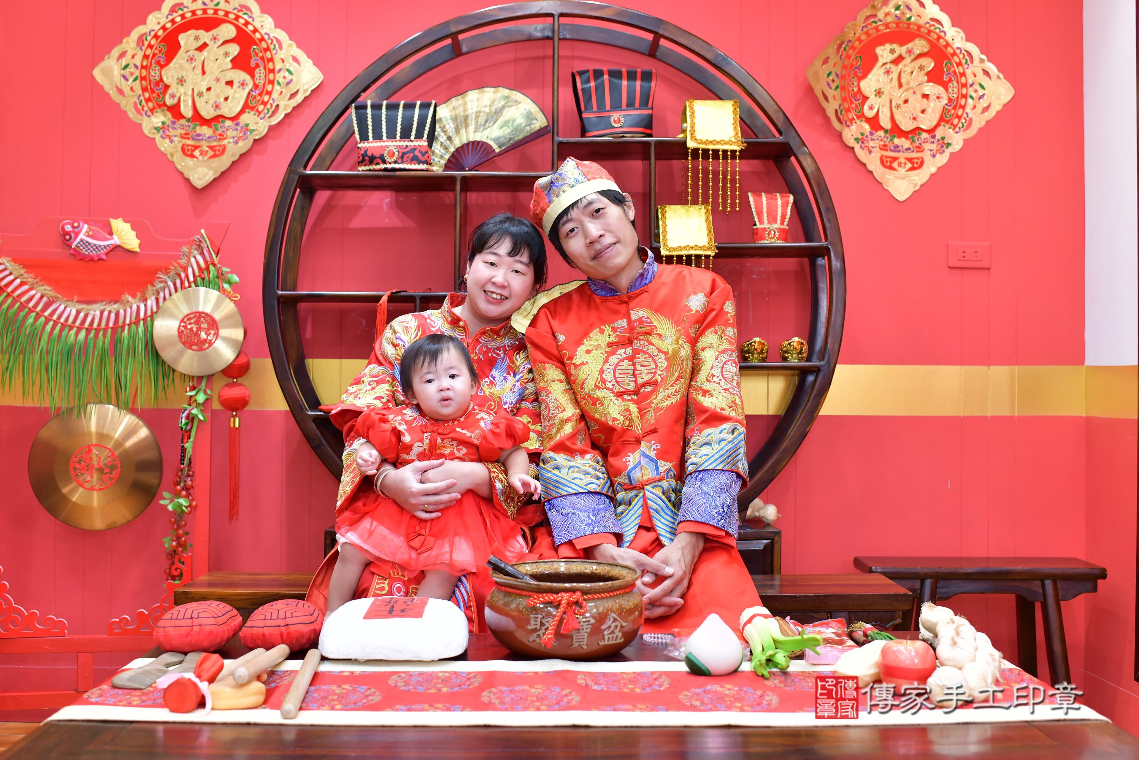 傳家手工印章桃園店、抓周、度脺、中國風會場、傳家嬰兒古禮、吉祥話、抓周道具物品24種、拍照。抓周證書。寶寶抓周、滿周歲、生日快樂、祝福 傳家手工印章桃園店、抓周、度脺、中國風會場、傳家嬰兒古禮、吉祥話、抓周道具物品24種、拍照。抓周證書。寶寶抓周、滿周歲、生日快樂、祝福