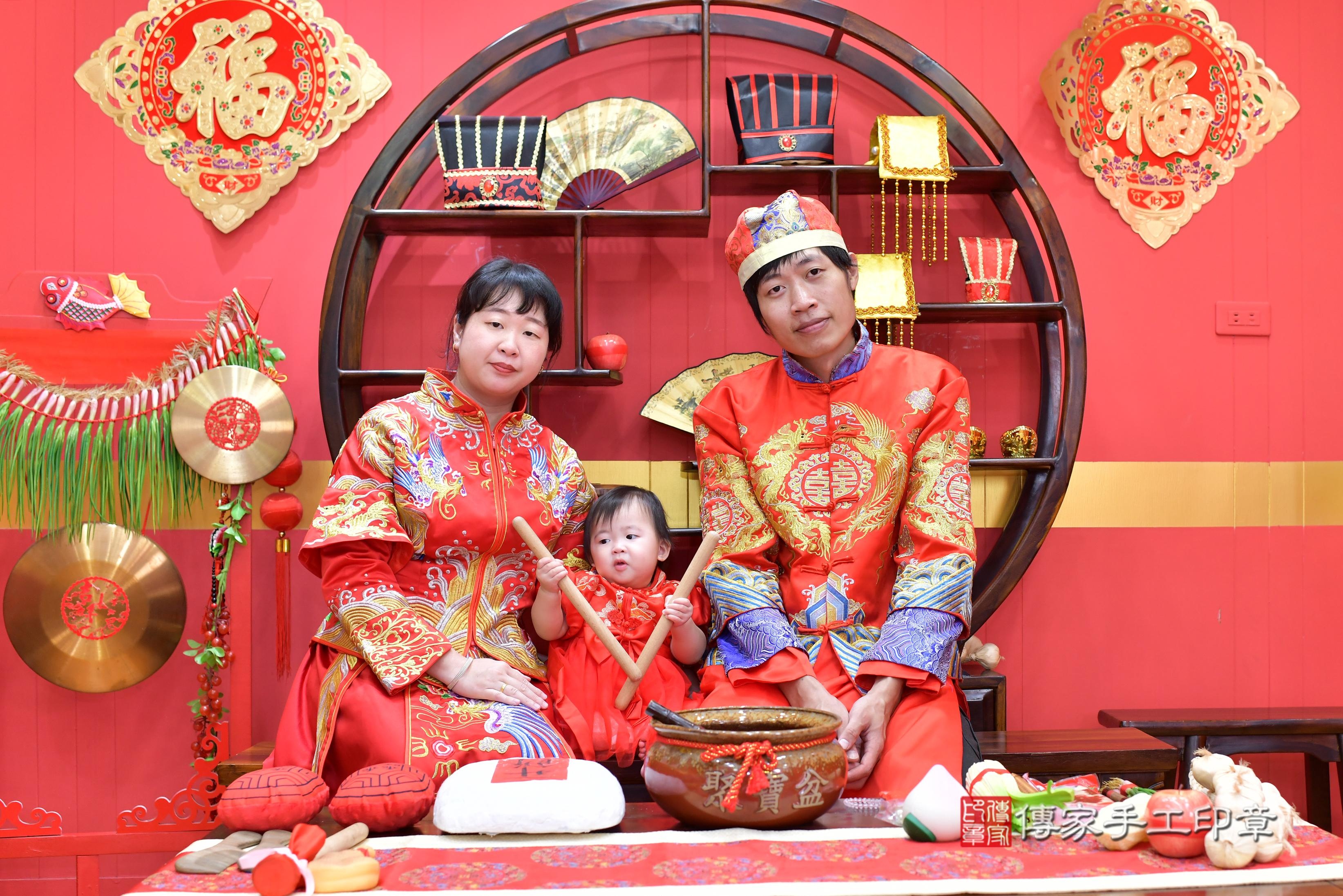 傳家手工印章桃園店、抓周、度脺、中國風會場、傳家嬰兒古禮、吉祥話、抓周道具物品24種、拍照。抓周證書。寶寶抓周、滿周歲、生日快樂、祝福 傳家手工印章桃園店、抓周、度脺、中國風會場、傳家嬰兒古禮、吉祥話、抓周道具物品24種、拍照。抓周證書。寶寶抓周、滿周歲、生日快樂、祝福