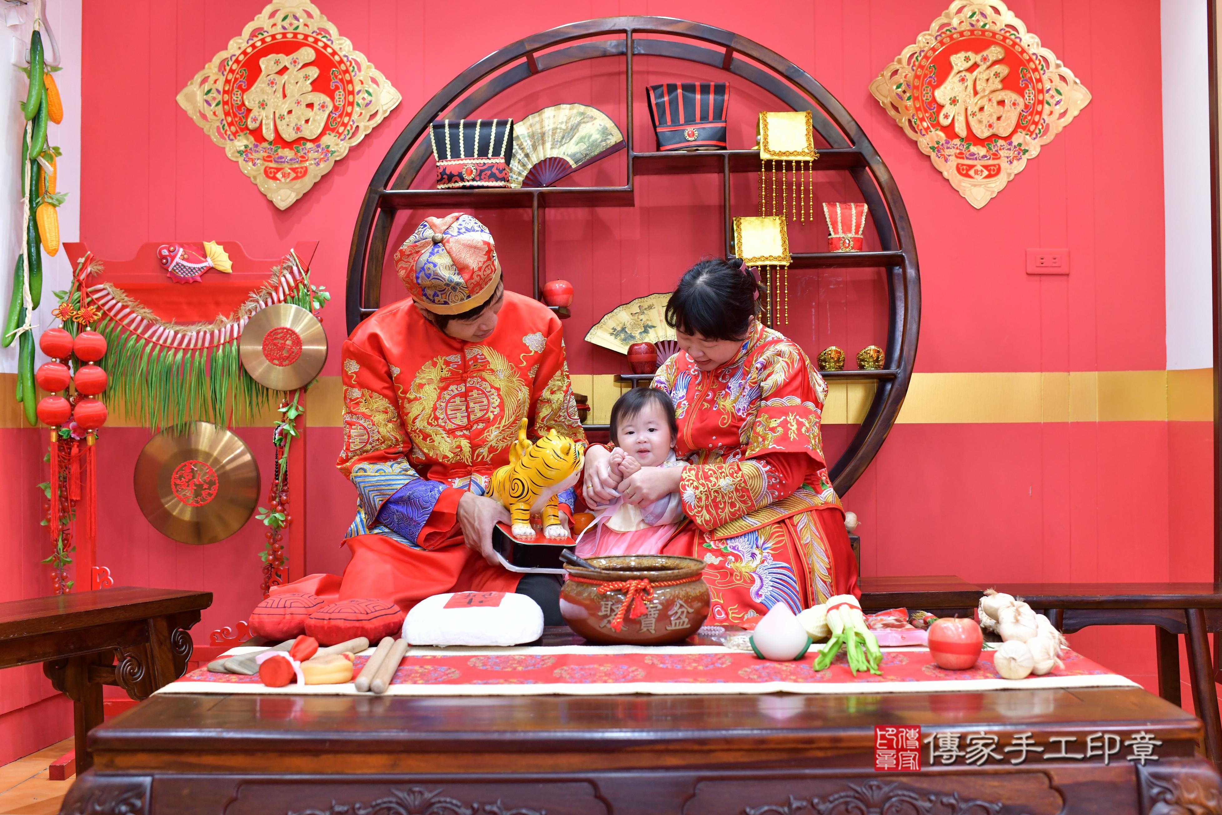 傳家手工印章桃園店、抓周、度脺、中國風會場、傳家嬰兒古禮、吉祥話、抓周道具物品24種、拍照。抓周證書。寶寶抓周、滿周歲、生日快樂、祝福 傳家手工印章桃園店、抓周、度脺、中國風會場、傳家嬰兒古禮、吉祥話、抓周道具物品24種、拍照。抓周證書。寶寶抓周、滿周歲、生日快樂、祝福