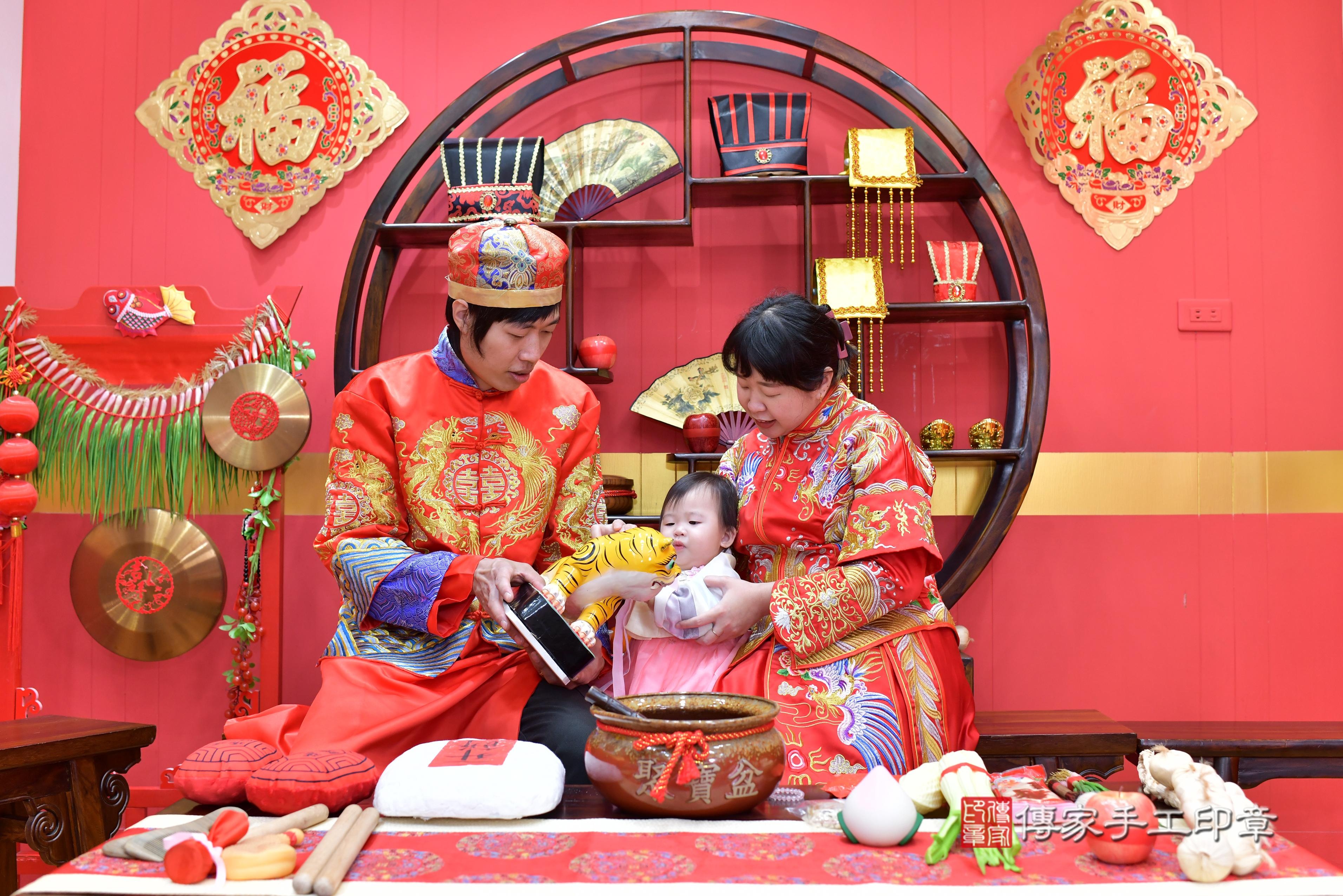 傳家手工印章桃園店、抓周、度脺、中國風會場、傳家嬰兒古禮、吉祥話、抓周道具物品24種、拍照。抓周證書。寶寶抓周、滿周歲、生日快樂、祝福 傳家手工印章桃園店、抓周、度脺、中國風會場、傳家嬰兒古禮、吉祥話、抓周道具物品24種、拍照。抓周證書。寶寶抓周、滿周歲、生日快樂、祝福