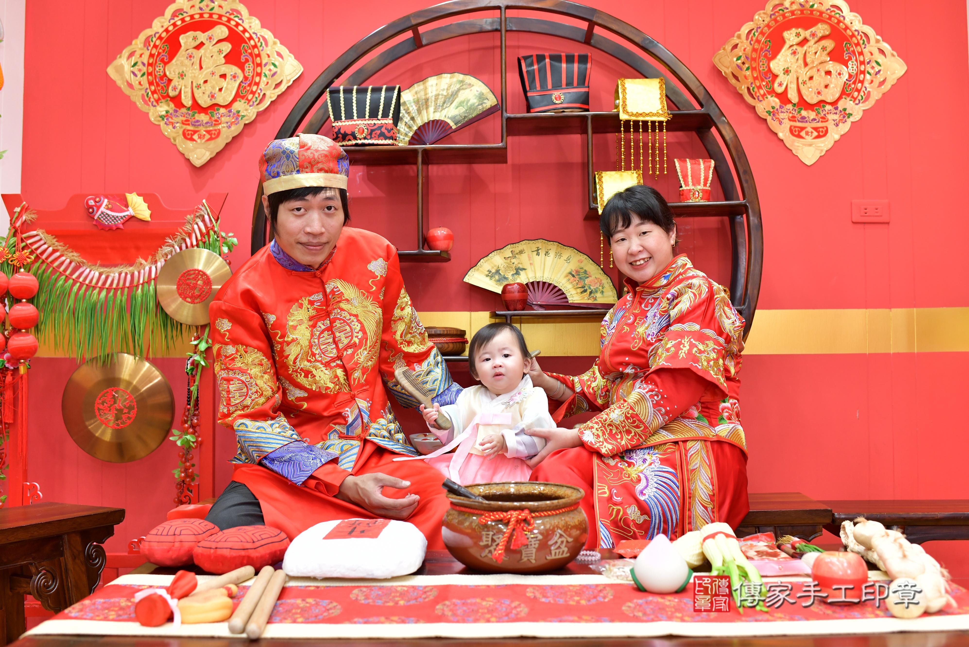 傳家手工印章桃園店、抓周、度脺、中國風會場、傳家嬰兒古禮、吉祥話、抓周道具物品24種、拍照。抓周證書。寶寶抓周、滿周歲、生日快樂、祝福 傳家手工印章桃園店、抓周、度脺、中國風會場、傳家嬰兒古禮、吉祥話、抓周道具物品24種、拍照。抓周證書。寶寶抓周、滿周歲、生日快樂、祝福