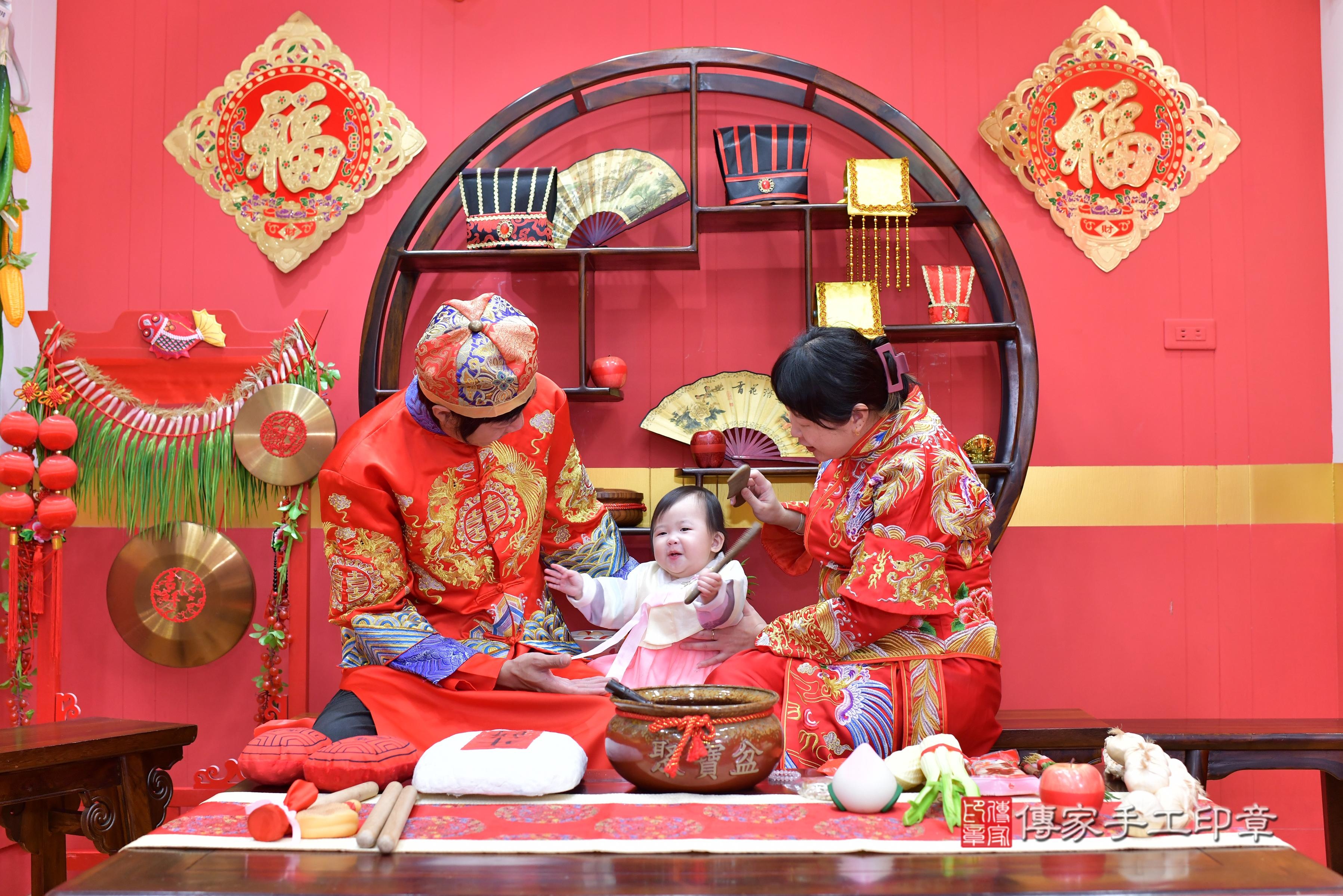傳家手工印章桃園店、抓周、度脺、中國風會場、傳家嬰兒古禮、吉祥話、抓周道具物品24種、拍照。抓周證書。寶寶抓周、滿周歲、生日快樂、祝福 傳家手工印章桃園店、抓周、度脺、中國風會場、傳家嬰兒古禮、吉祥話、抓周道具物品24種、拍照。抓周證書。寶寶抓周、滿周歲、生日快樂、祝福