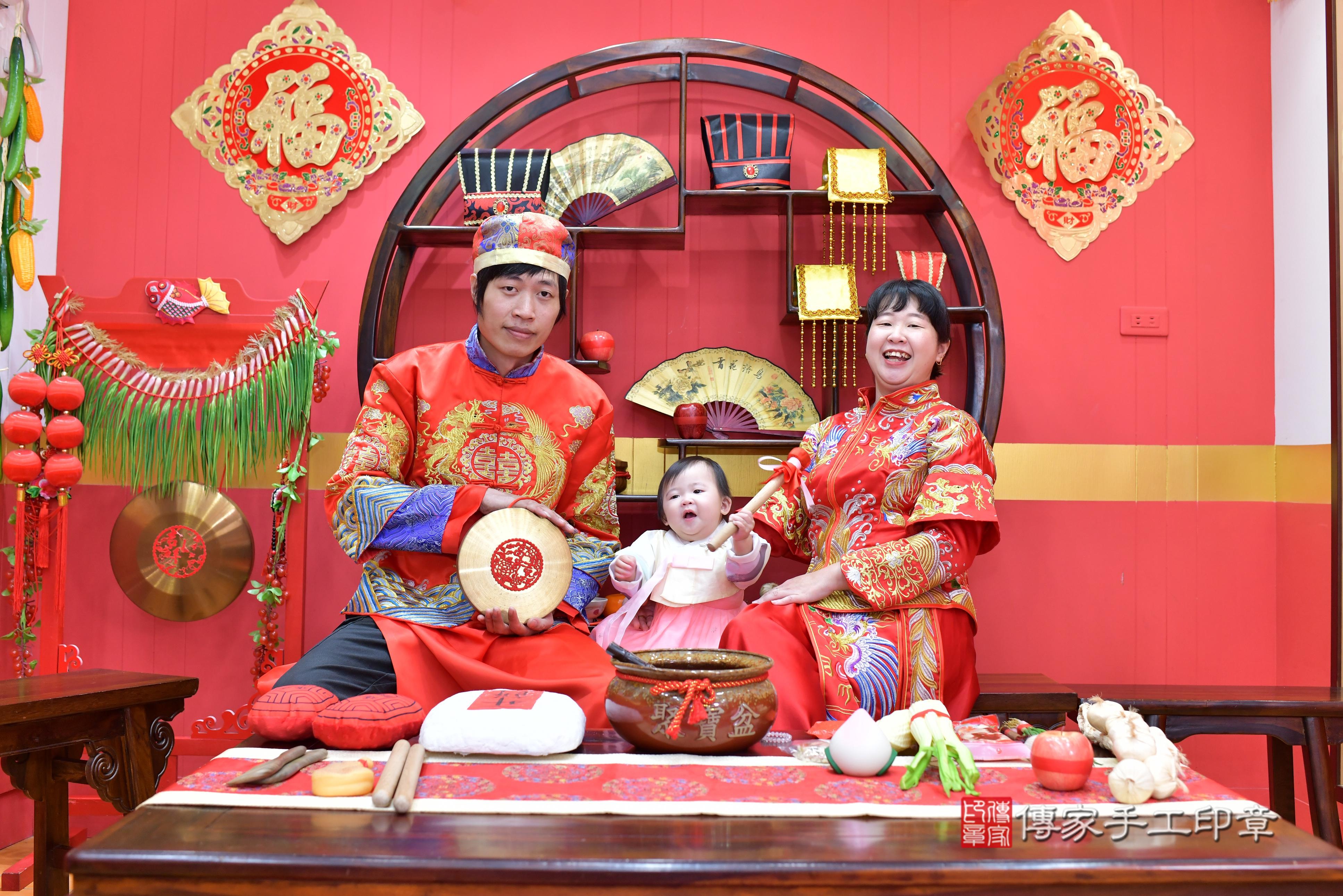 傳家手工印章桃園店、抓周、度脺、中國風會場、傳家嬰兒古禮、吉祥話、抓周道具物品24種、拍照。抓周證書。寶寶抓周、滿周歲、生日快樂、祝福 傳家手工印章桃園店、抓周、度脺、中國風會場、傳家嬰兒古禮、吉祥話、抓周道具物品24種、拍照。抓周證書。寶寶抓周、滿周歲、生日快樂、祝福