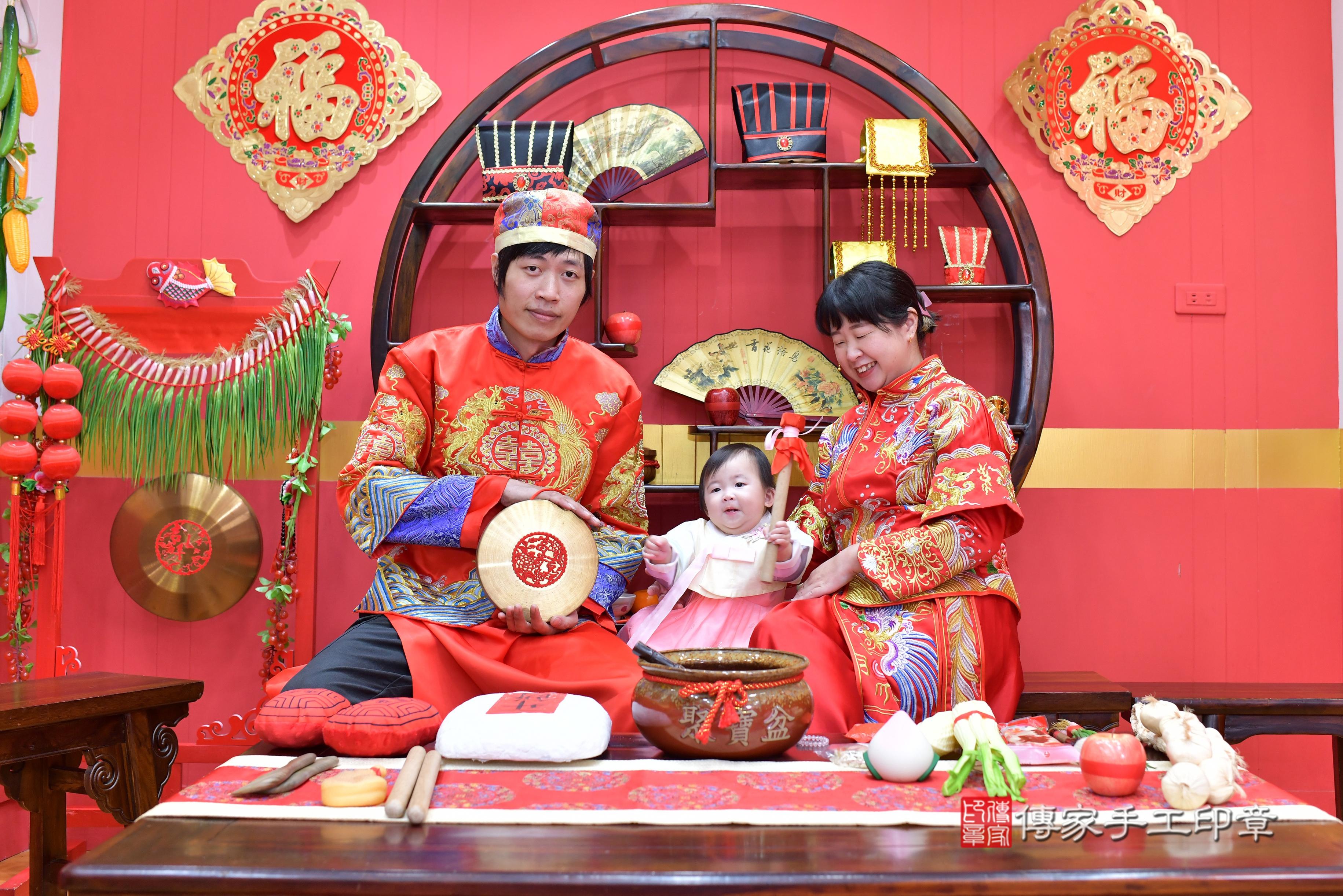 傳家手工印章桃園店、抓周、度脺、中國風會場、傳家嬰兒古禮、吉祥話、抓周道具物品24種、拍照。抓周證書。寶寶抓周、滿周歲、生日快樂、祝福 傳家手工印章桃園店、抓周、度脺、中國風會場、傳家嬰兒古禮、吉祥話、抓周道具物品24種、拍照。抓周證書。寶寶抓周、滿周歲、生日快樂、祝福