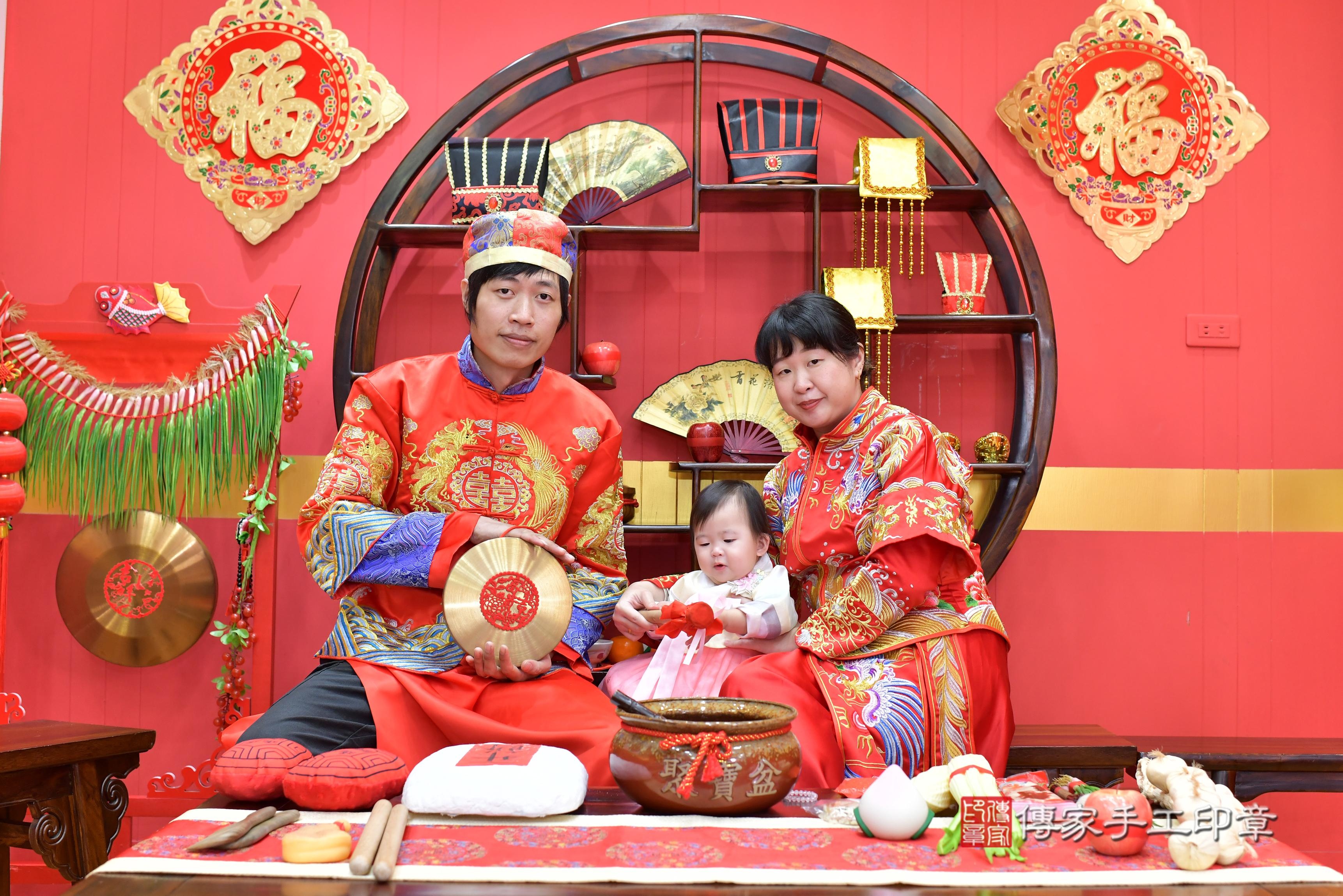 傳家手工印章桃園店、抓周、度脺、中國風會場、傳家嬰兒古禮、吉祥話、抓周道具物品24種、拍照。抓周證書。寶寶抓周、滿周歲、生日快樂、祝福 傳家手工印章桃園店、抓周、度脺、中國風會場、傳家嬰兒古禮、吉祥話、抓周道具物品24種、拍照。抓周證書。寶寶抓周、滿周歲、生日快樂、祝福