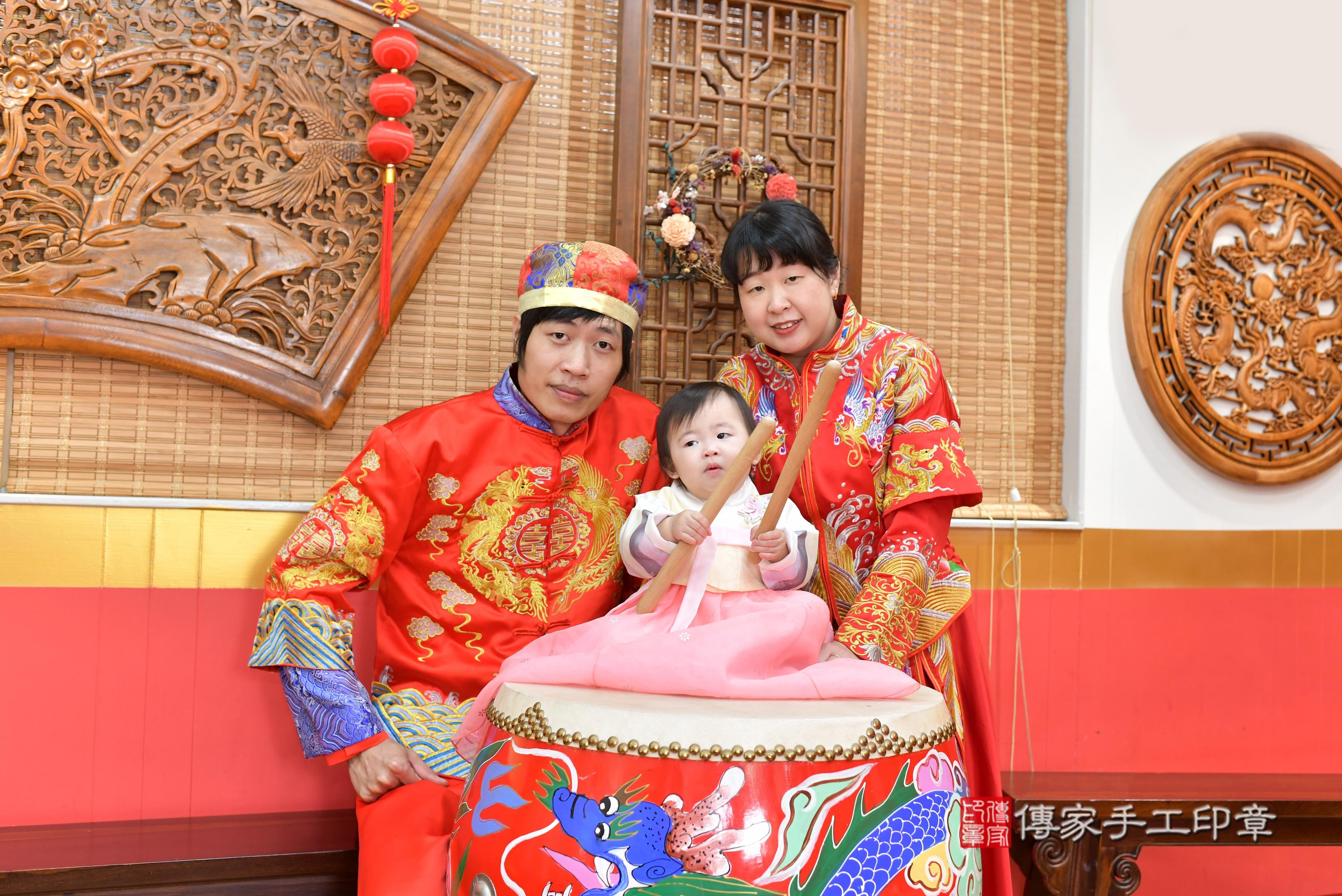 傳家手工印章桃園店、抓周、度脺、中國風會場、傳家嬰兒古禮、吉祥話、抓周道具物品24種、拍照。抓周證書。寶寶抓周、滿周歲、生日快樂、祝福 傳家手工印章桃園店、抓周、度脺、中國風會場、傳家嬰兒古禮、吉祥話、抓周道具物品24種、拍照。抓周證書。寶寶抓周、滿周歲、生日快樂、祝福