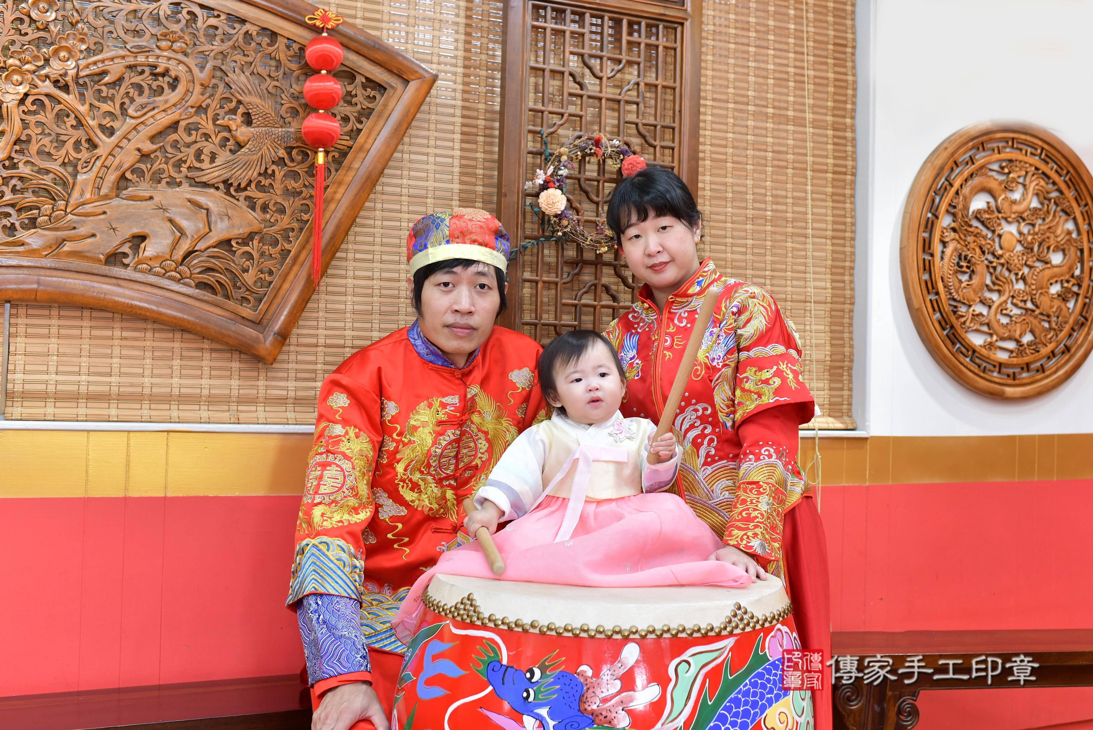傳家手工印章桃園店、抓周、度脺、中國風會場、傳家嬰兒古禮、吉祥話、抓周道具物品24種、拍照。抓周證書。寶寶抓周、滿周歲、生日快樂、祝福 傳家手工印章桃園店、抓周、度脺、中國風會場、傳家嬰兒古禮、吉祥話、抓周道具物品24種、拍照。抓周證書。寶寶抓周、滿周歲、生日快樂、祝福