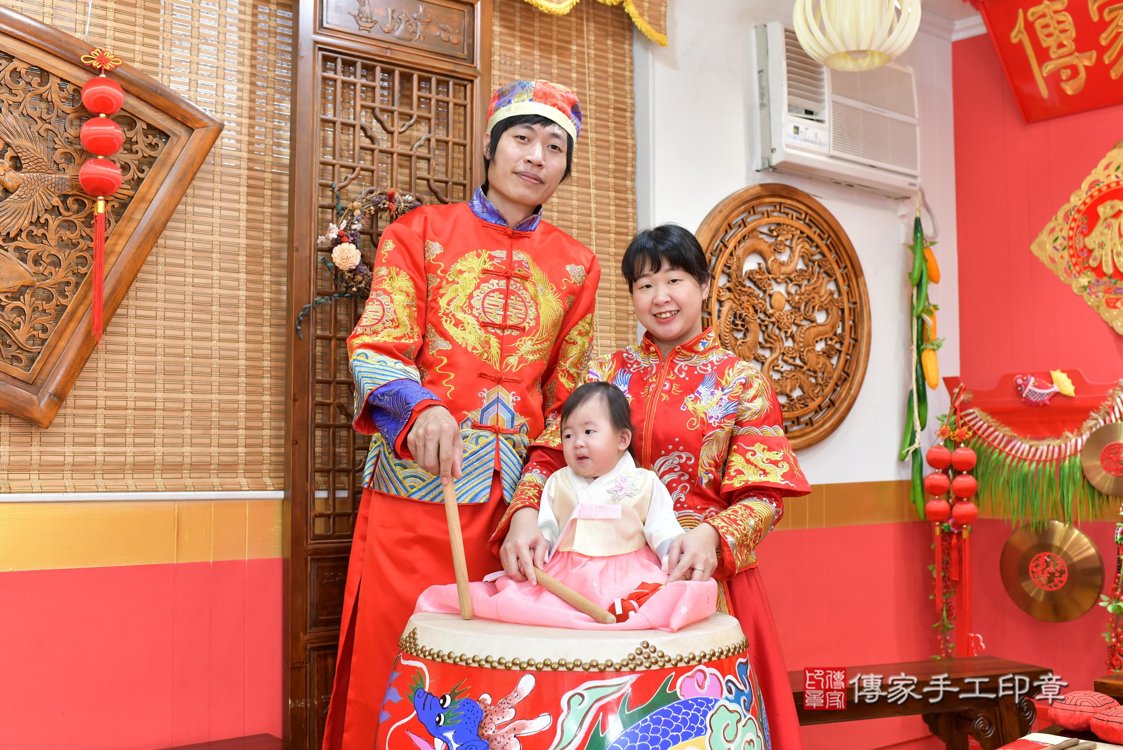 傳家手工印章桃園店、抓周、度脺、中國風會場、傳家嬰兒古禮、吉祥話、抓周道具物品24種、拍照。抓周證書。寶寶抓周、滿周歲、生日快樂、祝福 傳家手工印章桃園店、抓周、度脺、中國風會場、傳家嬰兒古禮、吉祥話、抓周道具物品24種、拍照。抓周證書。寶寶抓周、滿周歲、生日快樂、祝福