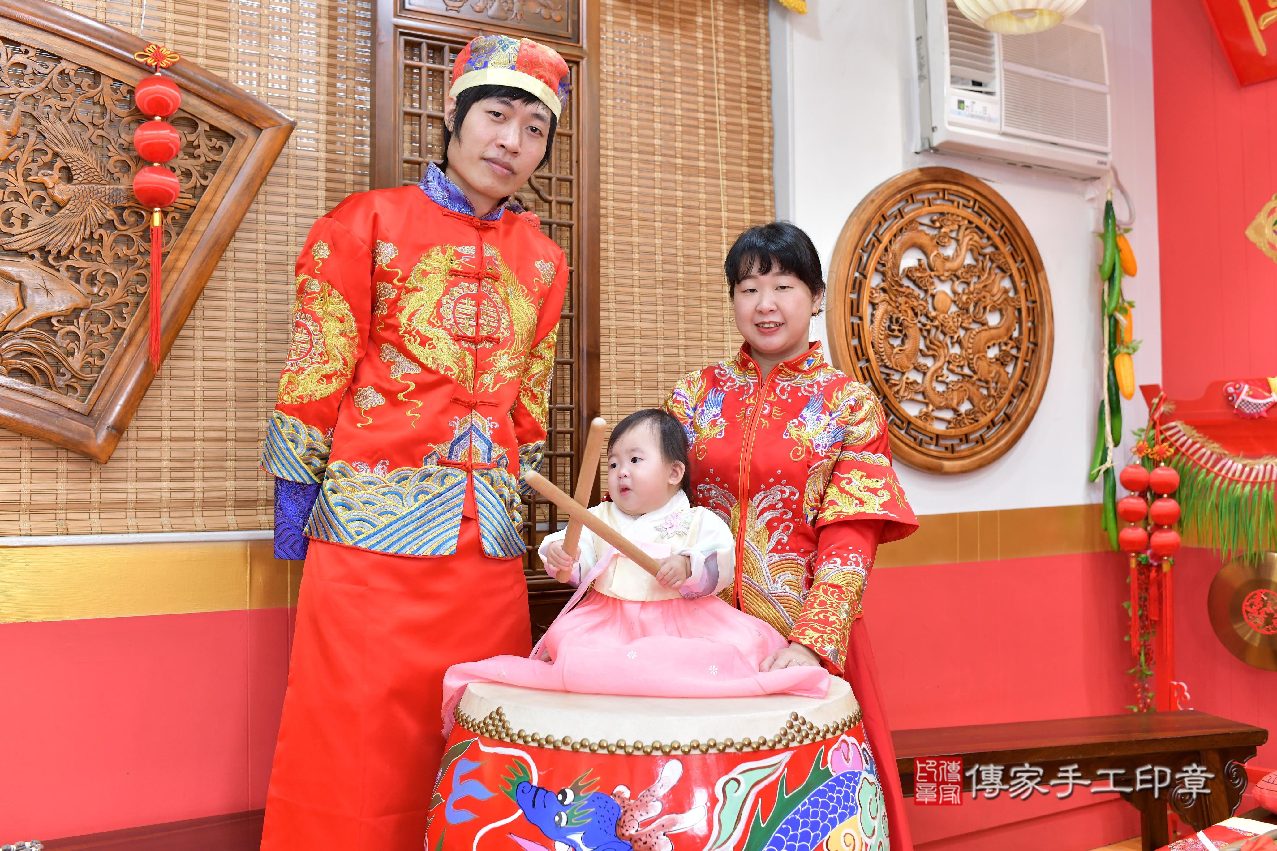 傳家手工印章桃園店、抓周、度脺、中國風會場、傳家嬰兒古禮、吉祥話、抓周道具物品24種、拍照。抓周證書。寶寶抓周、滿周歲、生日快樂、祝福 傳家手工印章桃園店、抓周、度脺、中國風會場、傳家嬰兒古禮、吉祥話、抓周道具物品24種、拍照。抓周證書。寶寶抓周、滿周歲、生日快樂、祝福