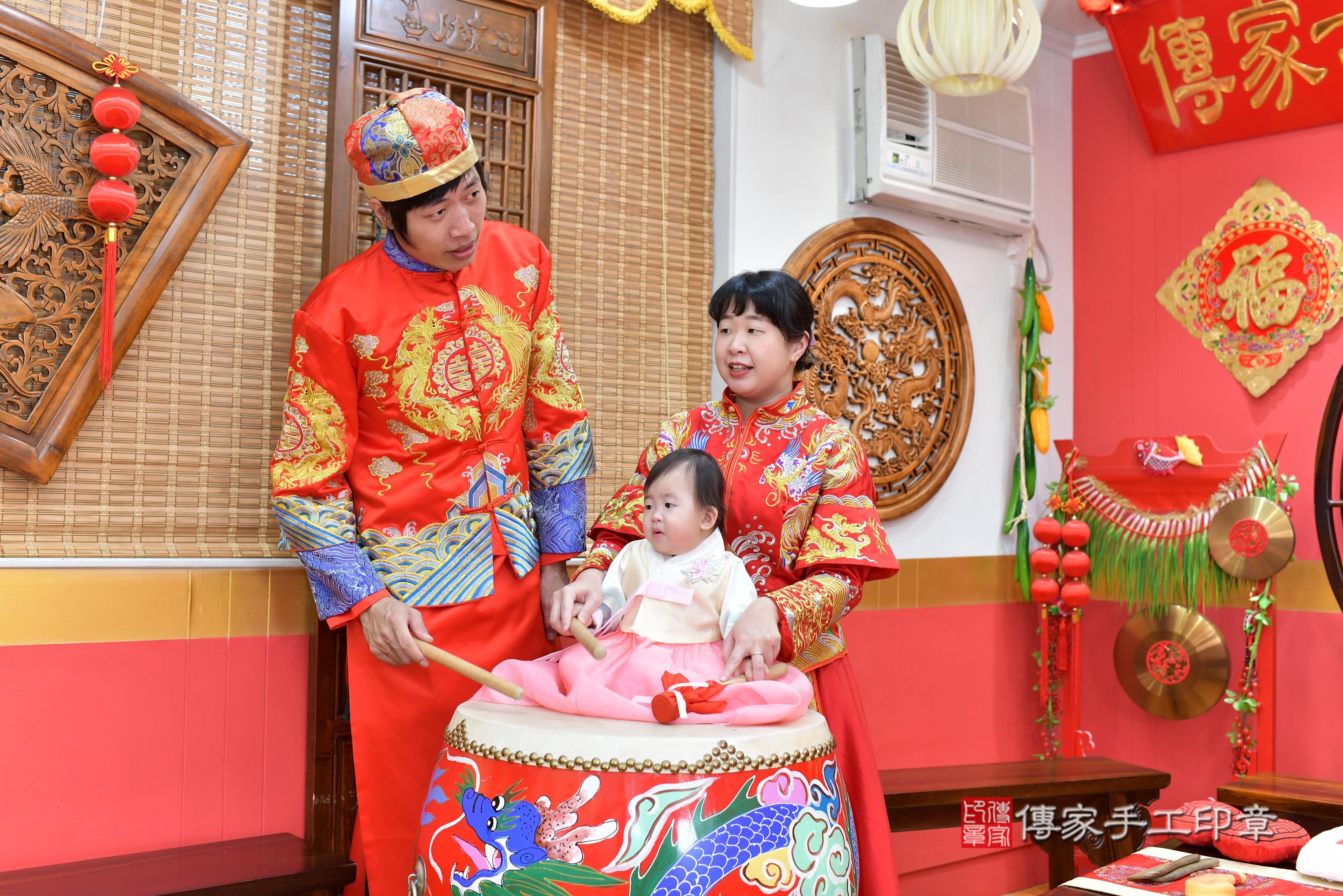 傳家手工印章桃園店、抓周、度脺、中國風會場、傳家嬰兒古禮、吉祥話、抓周道具物品24種、拍照。抓周證書。寶寶抓周、滿周歲、生日快樂、祝福 傳家手工印章桃園店、抓周、度脺、中國風會場、傳家嬰兒古禮、吉祥話、抓周道具物品24種、拍照。抓周證書。寶寶抓周、滿周歲、生日快樂、祝福