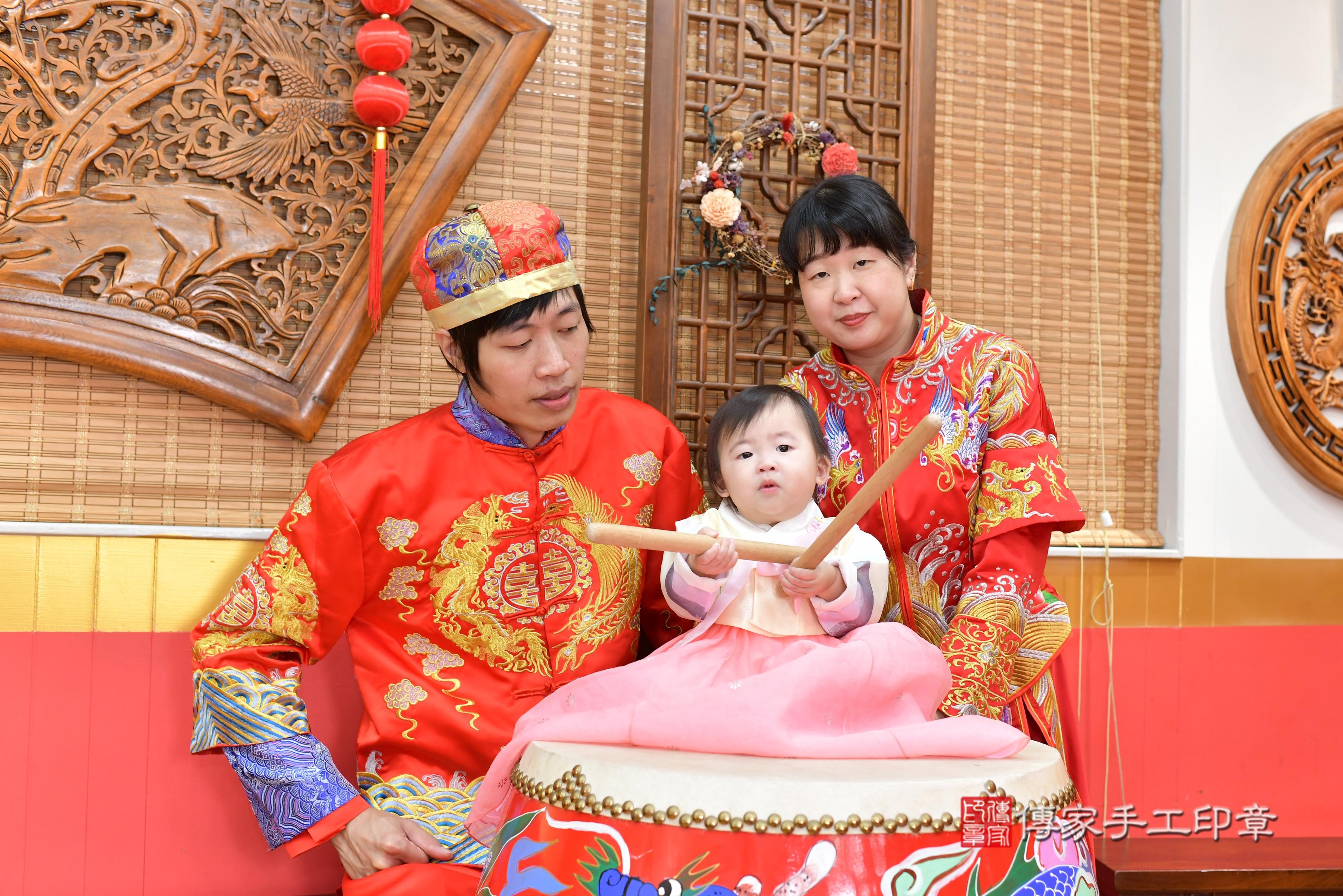 傳家手工印章桃園店、抓周、度脺、中國風會場、傳家嬰兒古禮、吉祥話、抓周道具物品24種、拍照。抓周證書。寶寶抓周、滿周歲、生日快樂、祝福 傳家手工印章桃園店、抓周、度脺、中國風會場、傳家嬰兒古禮、吉祥話、抓周道具物品24種、拍照。抓周證書。寶寶抓周、滿周歲、生日快樂、祝福