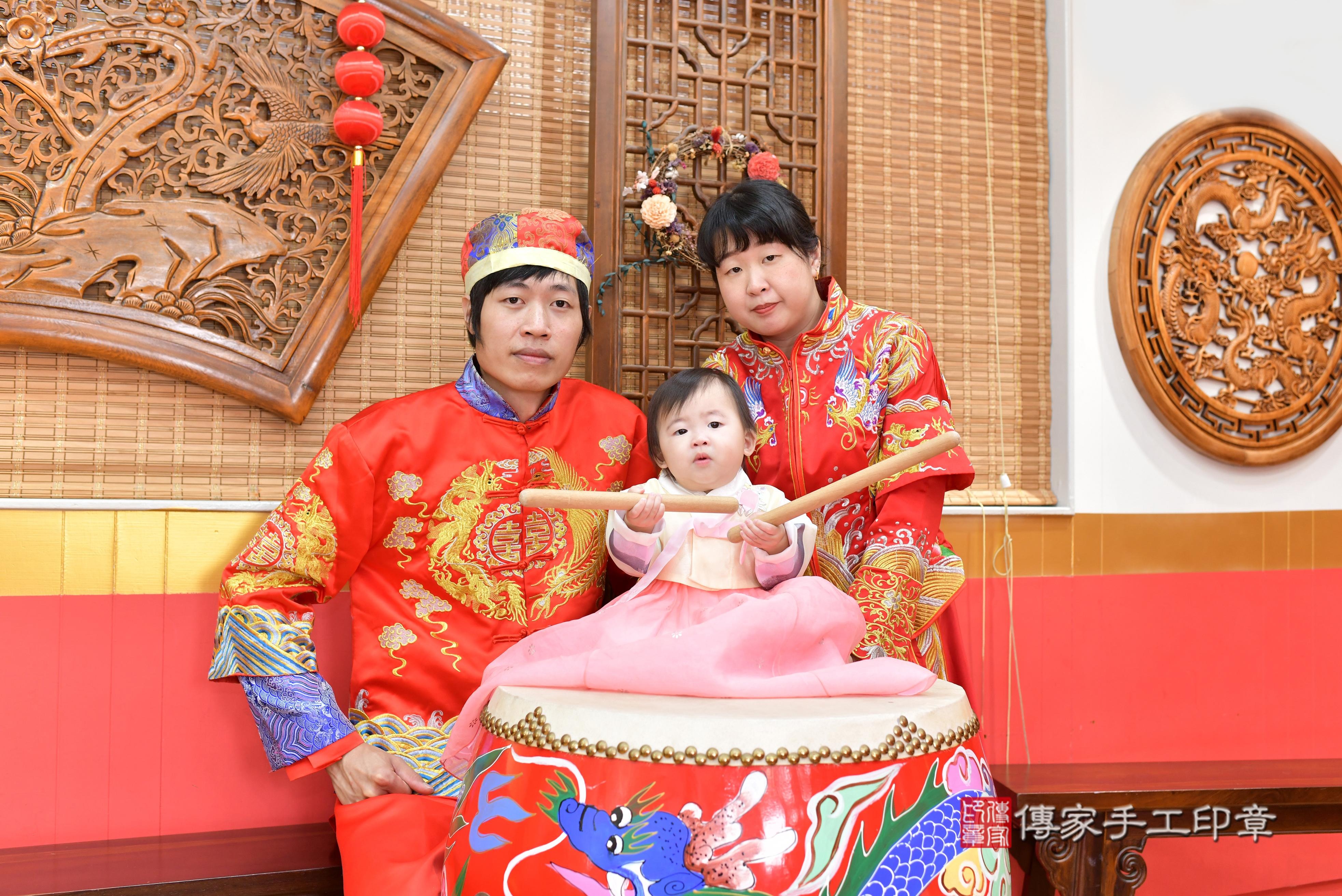 傳家手工印章桃園店、抓周、度脺、中國風會場、傳家嬰兒古禮、吉祥話、抓周道具物品24種、拍照。抓周證書。寶寶抓周、滿周歲、生日快樂、祝福 傳家手工印章桃園店、抓周、度脺、中國風會場、傳家嬰兒古禮、吉祥話、抓周道具物品24種、拍照。抓周證書。寶寶抓周、滿周歲、生日快樂、祝福