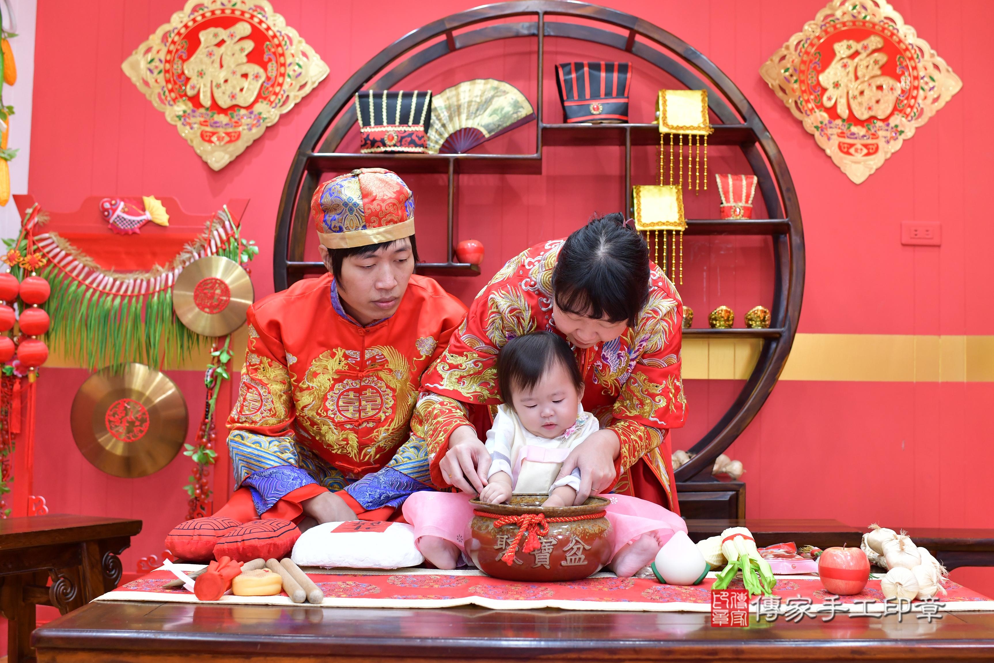 傳家手工印章桃園店、抓周、度脺、中國風會場、傳家嬰兒古禮、吉祥話、抓周道具物品24種、拍照。抓周證書。寶寶抓周、滿周歲、生日快樂、祝福 傳家手工印章桃園店、抓周、度脺、中國風會場、傳家嬰兒古禮、吉祥話、抓周道具物品24種、拍照。抓周證書。寶寶抓周、滿周歲、生日快樂、祝福