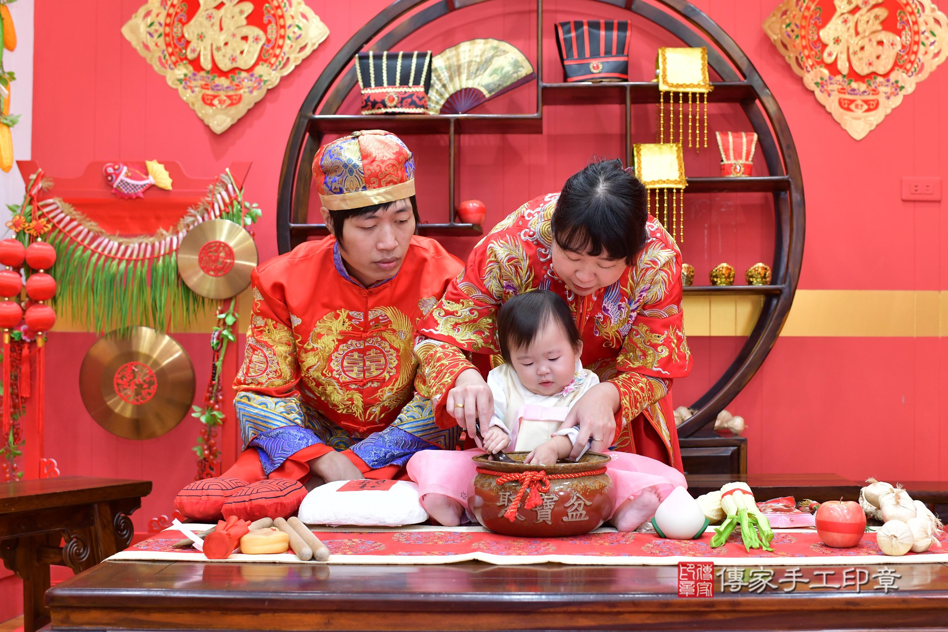 傳家手工印章桃園店、抓周、度脺、中國風會場、傳家嬰兒古禮、吉祥話、抓周道具物品24種、拍照。抓周證書。寶寶抓周、滿周歲、生日快樂、祝福 傳家手工印章桃園店、抓周、度脺、中國風會場、傳家嬰兒古禮、吉祥話、抓周道具物品24種、拍照。抓周證書。寶寶抓周、滿周歲、生日快樂、祝福