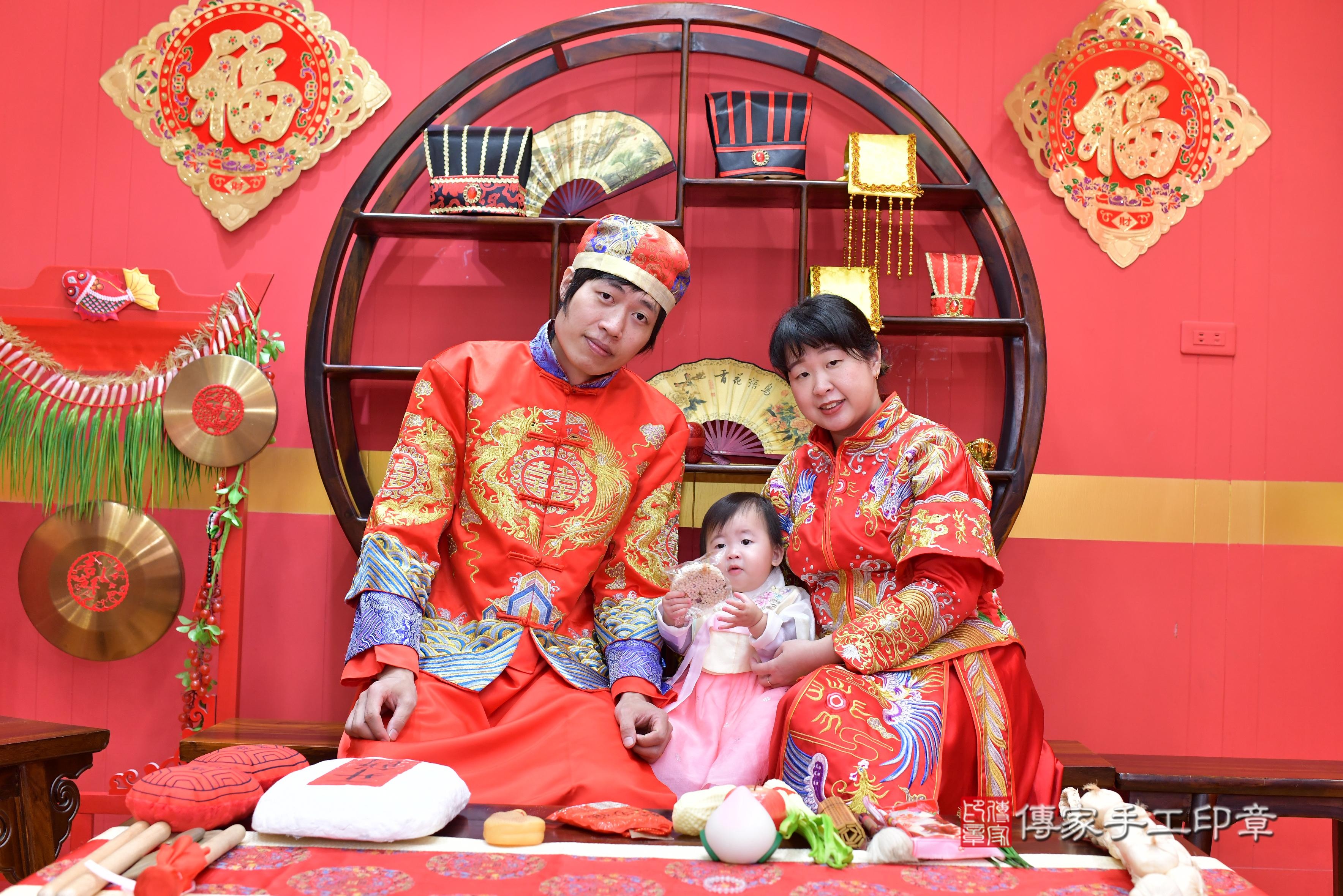 傳家手工印章桃園店、抓周、度脺、中國風會場、傳家嬰兒古禮、吉祥話、抓周道具物品24種、拍照。抓周證書。寶寶抓周、滿周歲、生日快樂、祝福 傳家手工印章桃園店、抓周、度脺、中國風會場、傳家嬰兒古禮、吉祥話、抓周道具物品24種、拍照。抓周證書。寶寶抓周、滿周歲、生日快樂、祝福