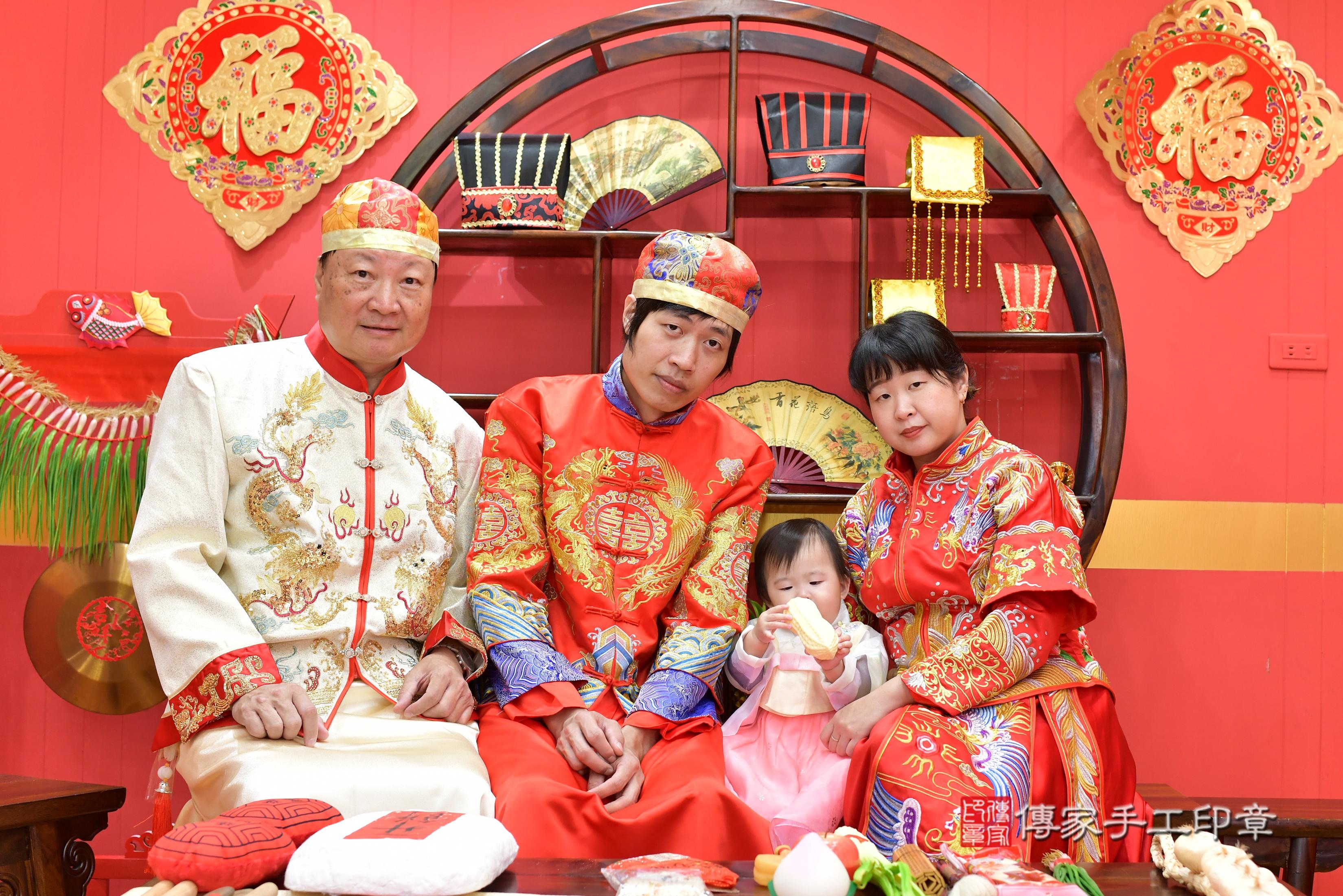 傳家手工印章桃園店、抓周、度脺、中國風會場、傳家嬰兒古禮、吉祥話、抓周道具物品24種、拍照。抓周證書。寶寶抓周、滿周歲、生日快樂、祝福 傳家手工印章桃園店、抓周、度脺、中國風會場、傳家嬰兒古禮、吉祥話、抓周道具物品24種、拍照。抓周證書。寶寶抓周、滿周歲、生日快樂、祝福