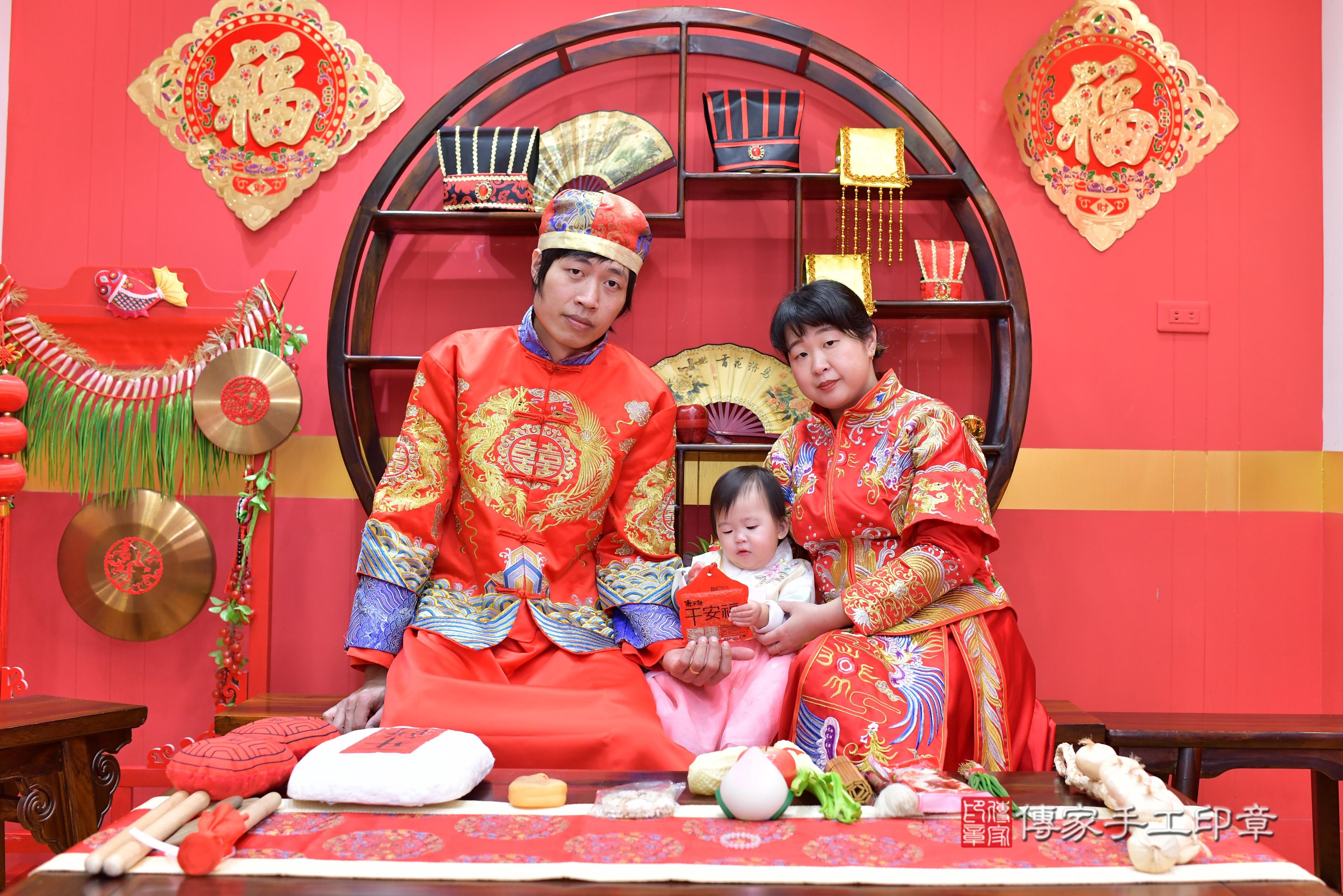 傳家手工印章桃園店、抓周、度脺、中國風會場、傳家嬰兒古禮、吉祥話、抓周道具物品24種、拍照。抓周證書。寶寶抓周、滿周歲、生日快樂、祝福 傳家手工印章桃園店、抓周、度脺、中國風會場、傳家嬰兒古禮、吉祥話、抓周道具物品24種、拍照。抓周證書。寶寶抓周、滿周歲、生日快樂、祝福