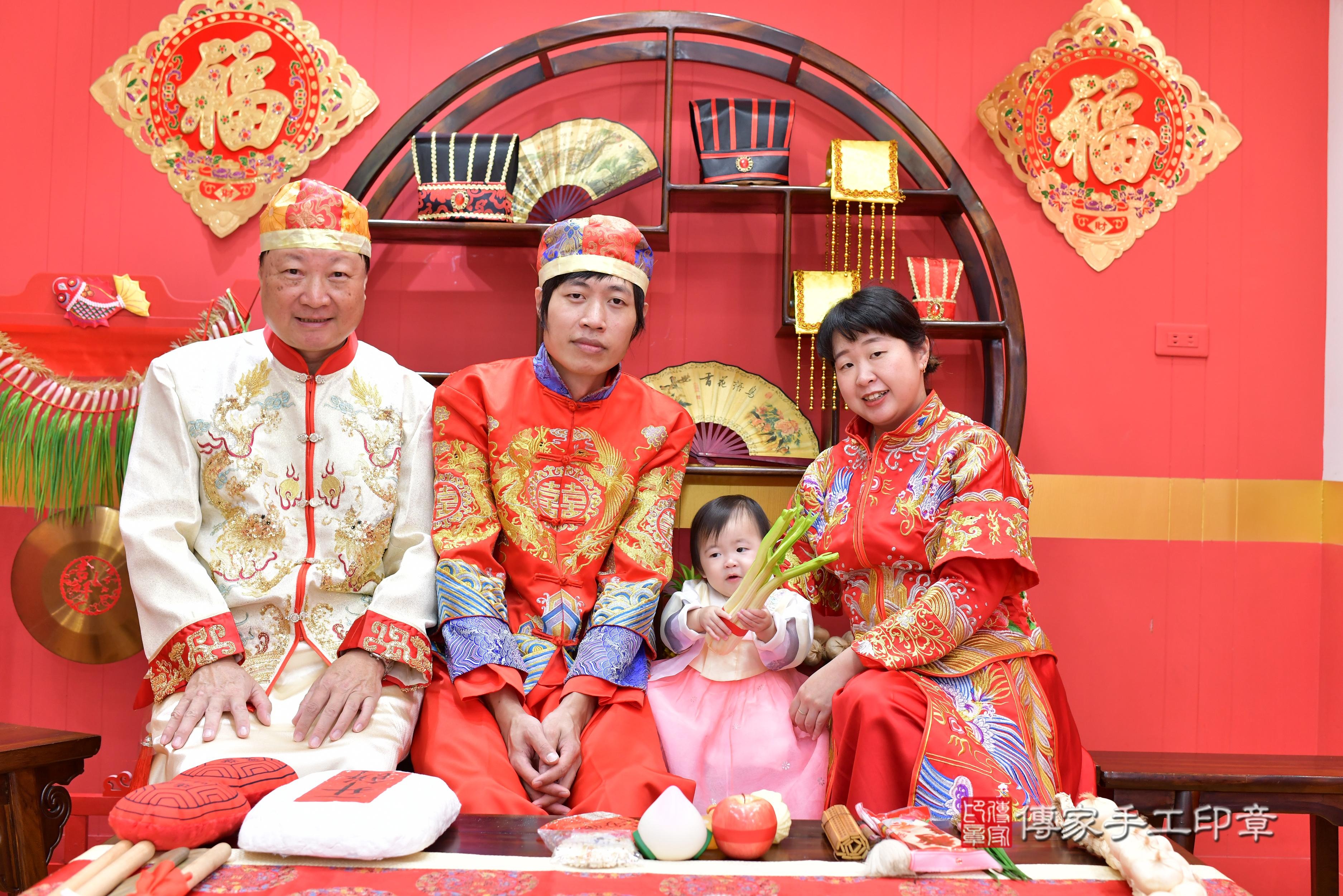 傳家手工印章桃園店、抓周、度脺、中國風會場、傳家嬰兒古禮、吉祥話、抓周道具物品24種、拍照。抓周證書。寶寶抓周、滿周歲、生日快樂、祝福 傳家手工印章桃園店、抓周、度脺、中國風會場、傳家嬰兒古禮、吉祥話、抓周道具物品24種、拍照。抓周證書。寶寶抓周、滿周歲、生日快樂、祝福