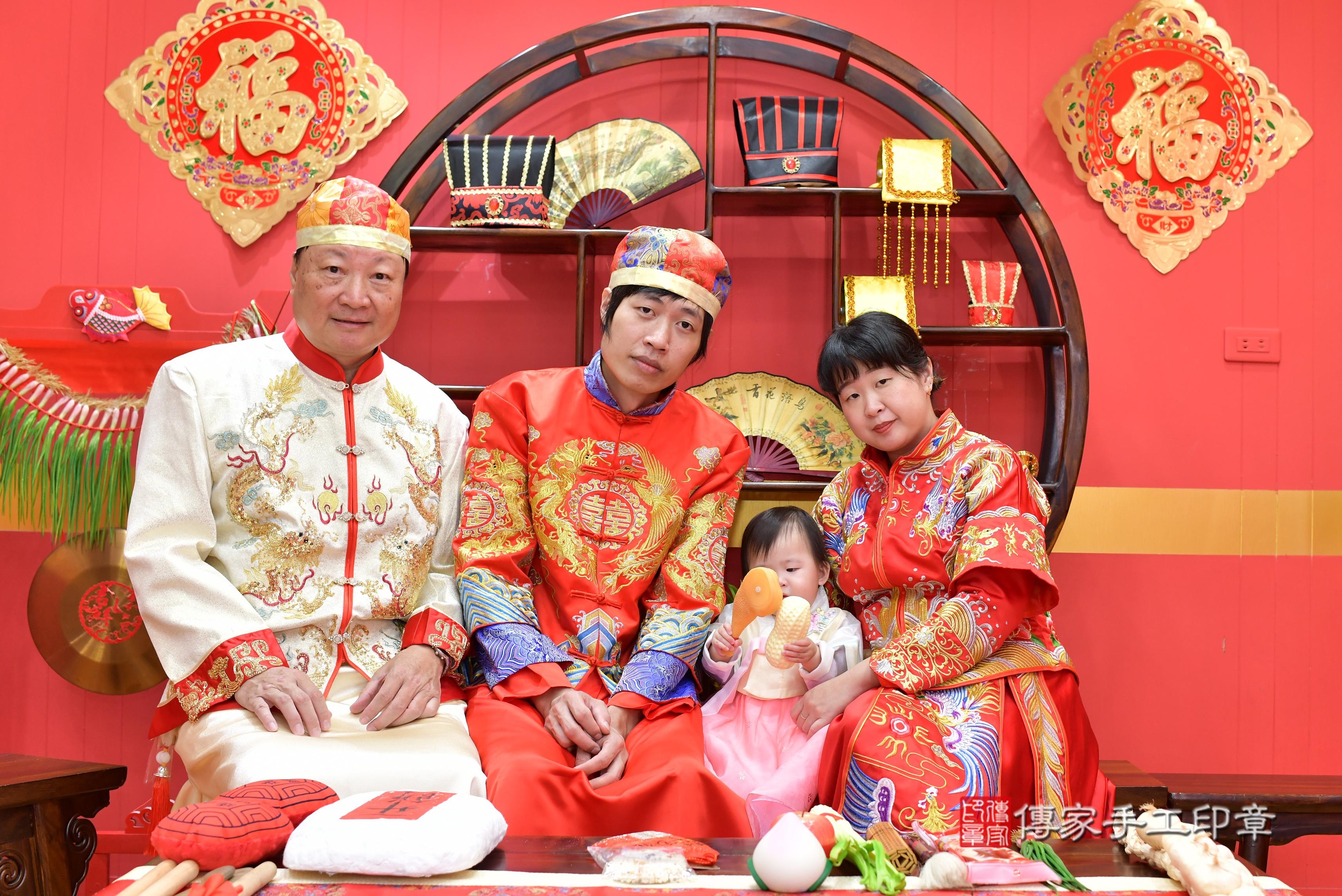 傳家手工印章桃園店、抓周、度脺、中國風會場、傳家嬰兒古禮、吉祥話、抓周道具物品24種、拍照。抓周證書。寶寶抓周、滿周歲、生日快樂、祝福 傳家手工印章桃園店、抓周、度脺、中國風會場、傳家嬰兒古禮、吉祥話、抓周道具物品24種、拍照。抓周證書。寶寶抓周、滿周歲、生日快樂、祝福