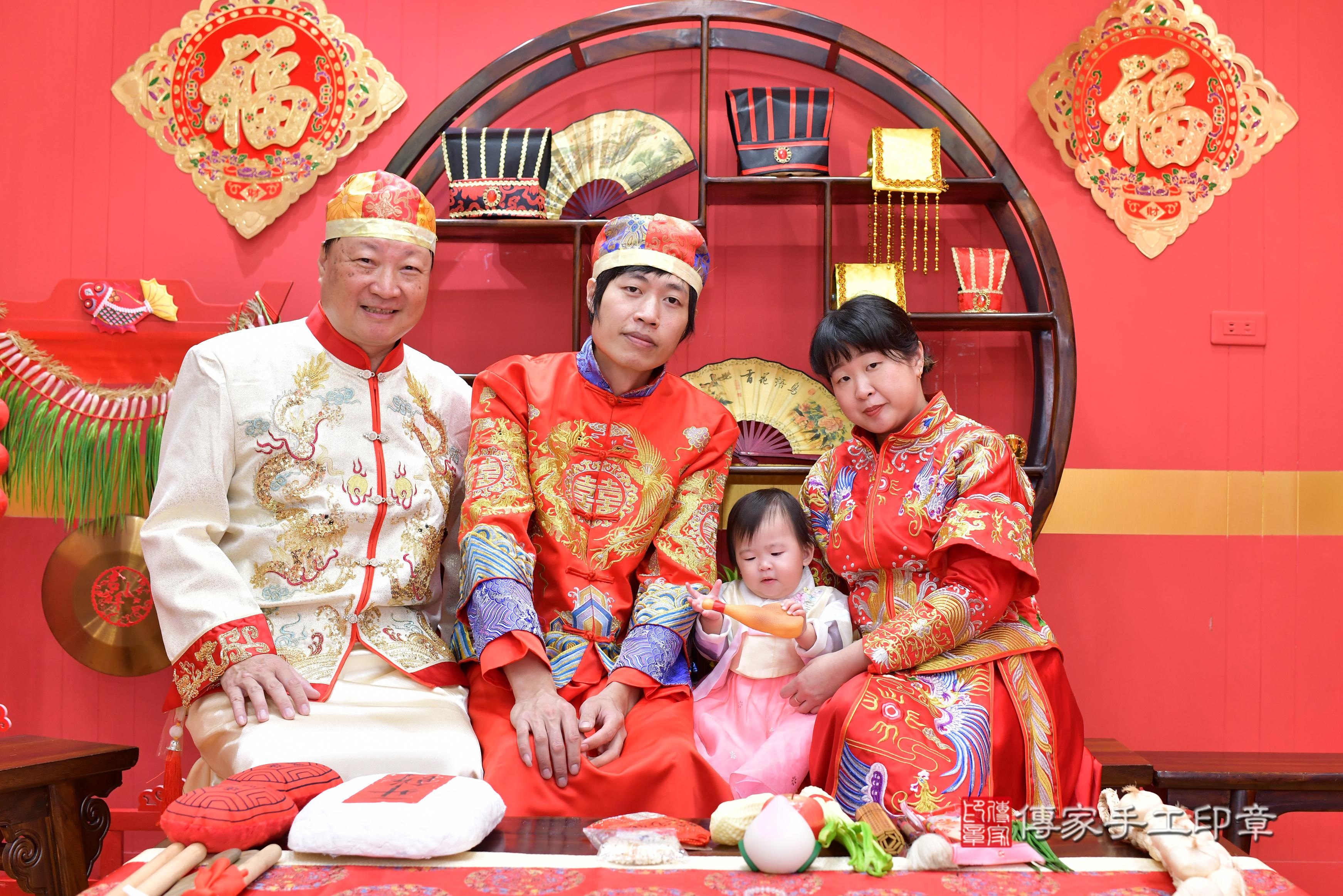 傳家手工印章桃園店、抓周、度脺、中國風會場、傳家嬰兒古禮、吉祥話、抓周道具物品24種、拍照。抓周證書。寶寶抓周、滿周歲、生日快樂、祝福 傳家手工印章桃園店、抓周、度脺、中國風會場、傳家嬰兒古禮、吉祥話、抓周道具物品24種、拍照。抓周證書。寶寶抓周、滿周歲、生日快樂、祝福