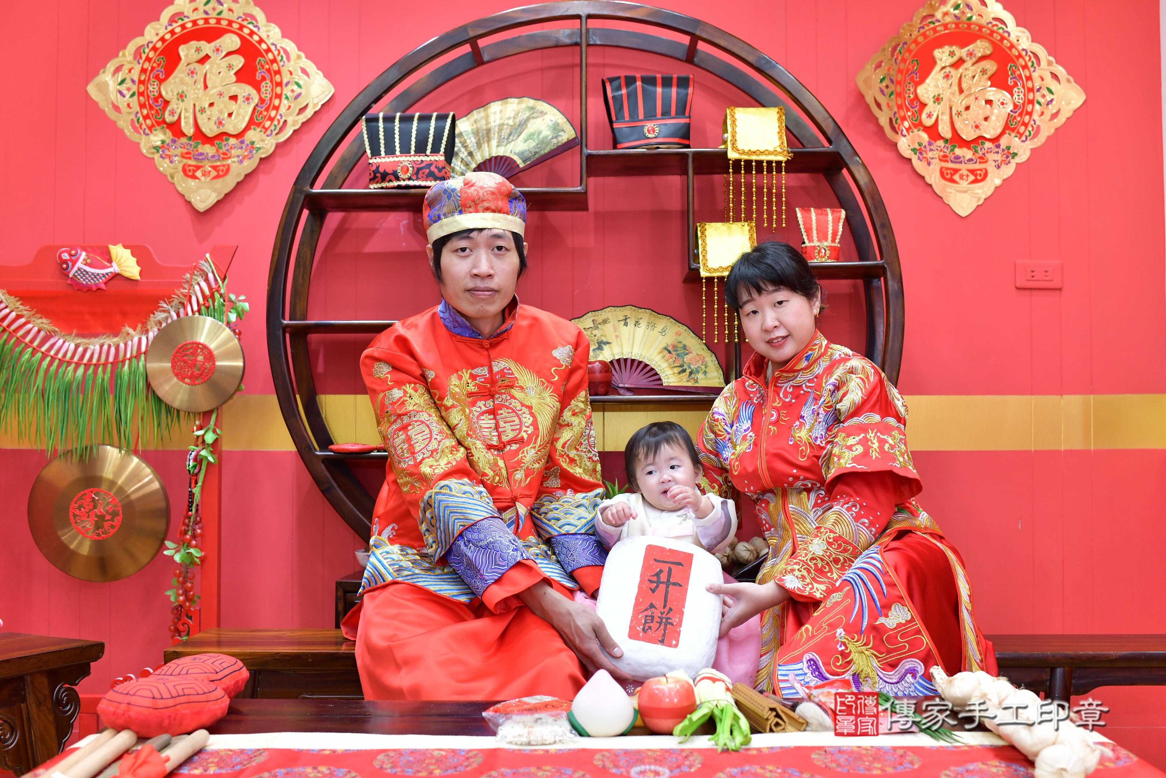 傳家手工印章桃園店、抓周、度脺、中國風會場、傳家嬰兒古禮、吉祥話、抓周道具物品24種、拍照。抓周證書。寶寶抓周、滿周歲、生日快樂、祝福 傳家手工印章桃園店、抓周、度脺、中國風會場、傳家嬰兒古禮、吉祥話、抓周道具物品24種、拍照。抓周證書。寶寶抓周、滿周歲、生日快樂、祝福