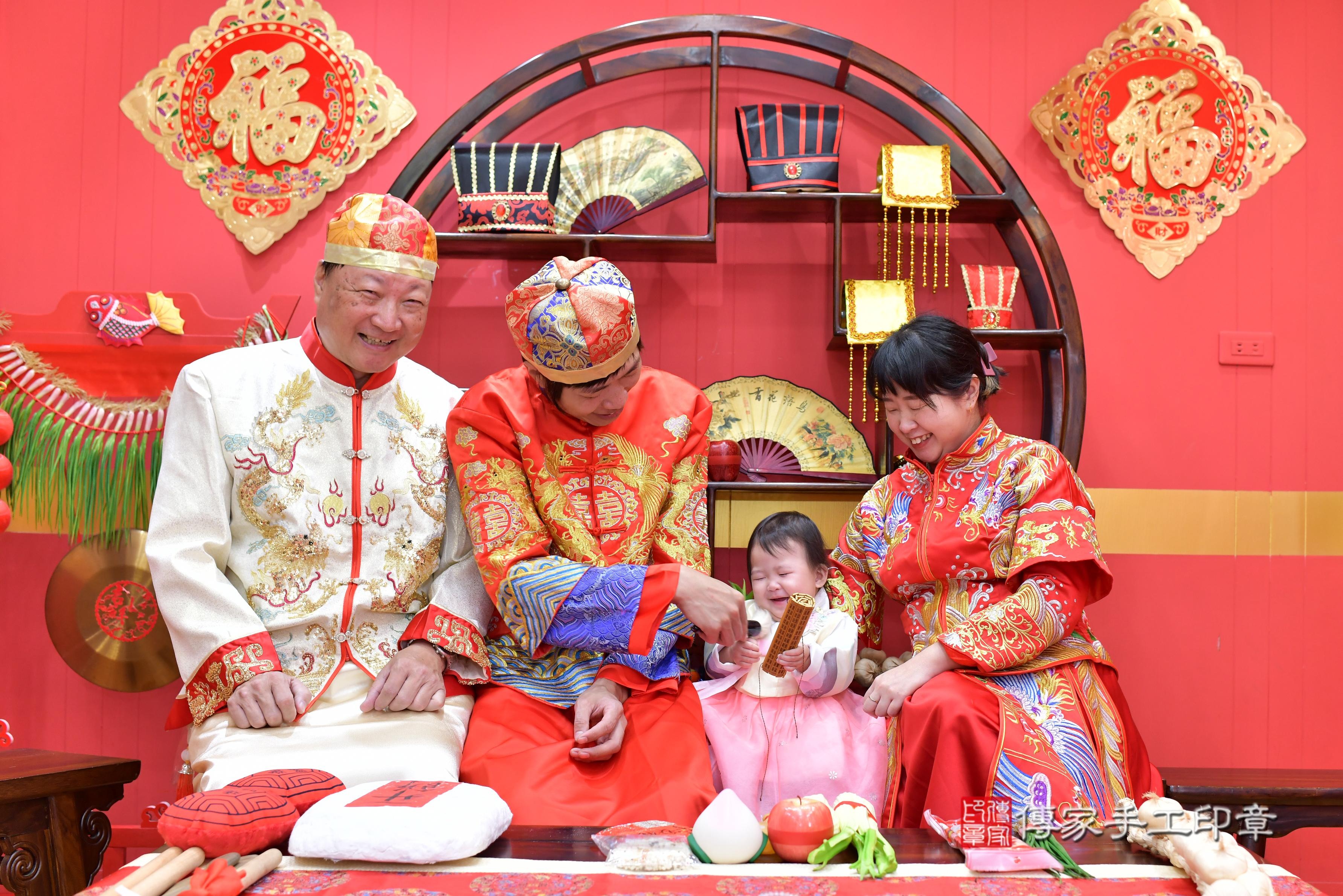 傳家手工印章桃園店、抓周、度脺、中國風會場、傳家嬰兒古禮、吉祥話、抓周道具物品24種、拍照。抓周證書。寶寶抓周、滿周歲、生日快樂、祝福 傳家手工印章桃園店、抓周、度脺、中國風會場、傳家嬰兒古禮、吉祥話、抓周道具物品24種、拍照。抓周證書。寶寶抓周、滿周歲、生日快樂、祝福