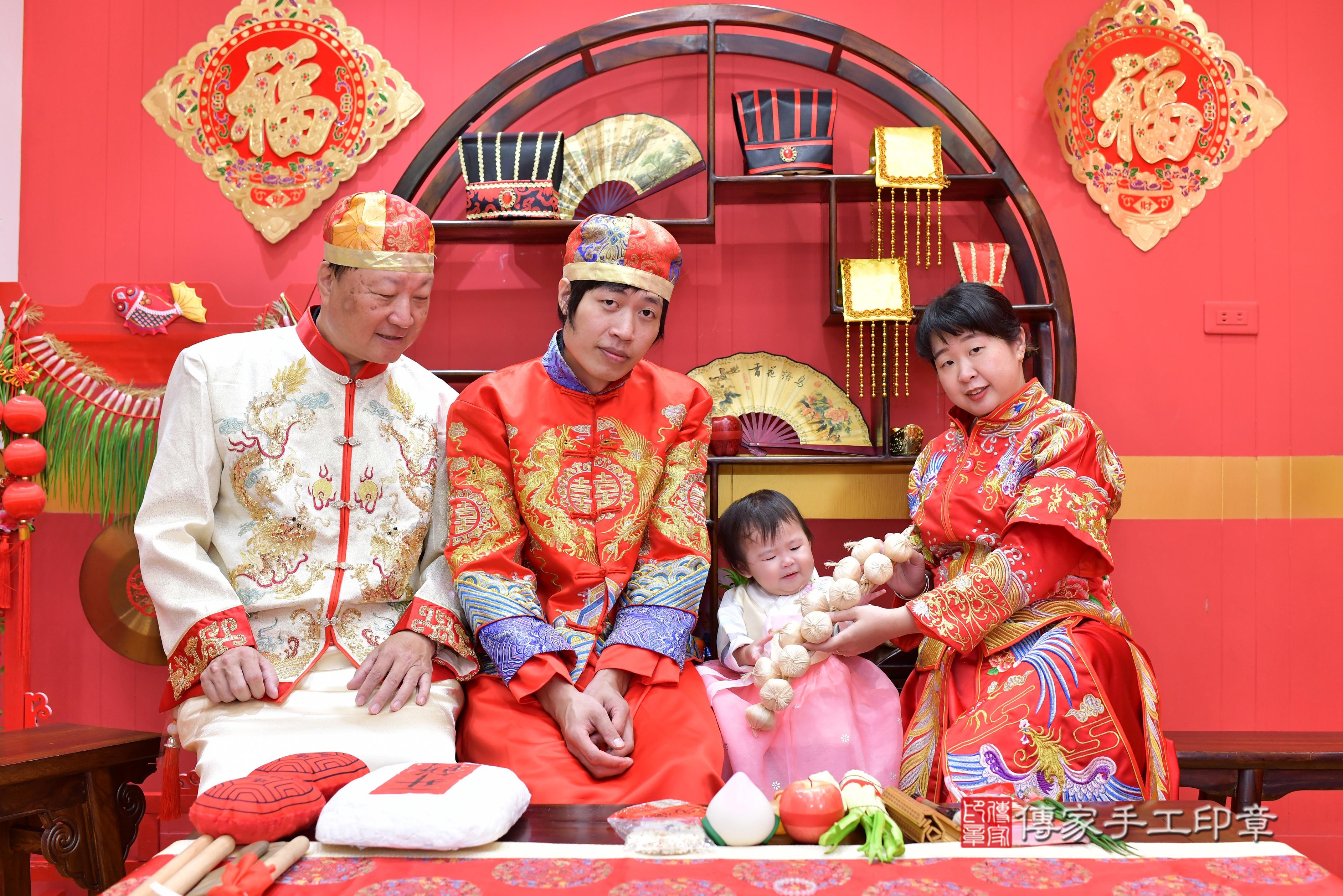 傳家手工印章桃園店、抓周、度脺、中國風會場、傳家嬰兒古禮、吉祥話、抓周道具物品24種、拍照。抓周證書。寶寶抓周、滿周歲、生日快樂、祝福 傳家手工印章桃園店、抓周、度脺、中國風會場、傳家嬰兒古禮、吉祥話、抓周道具物品24種、拍照。抓周證書。寶寶抓周、滿周歲、生日快樂、祝福