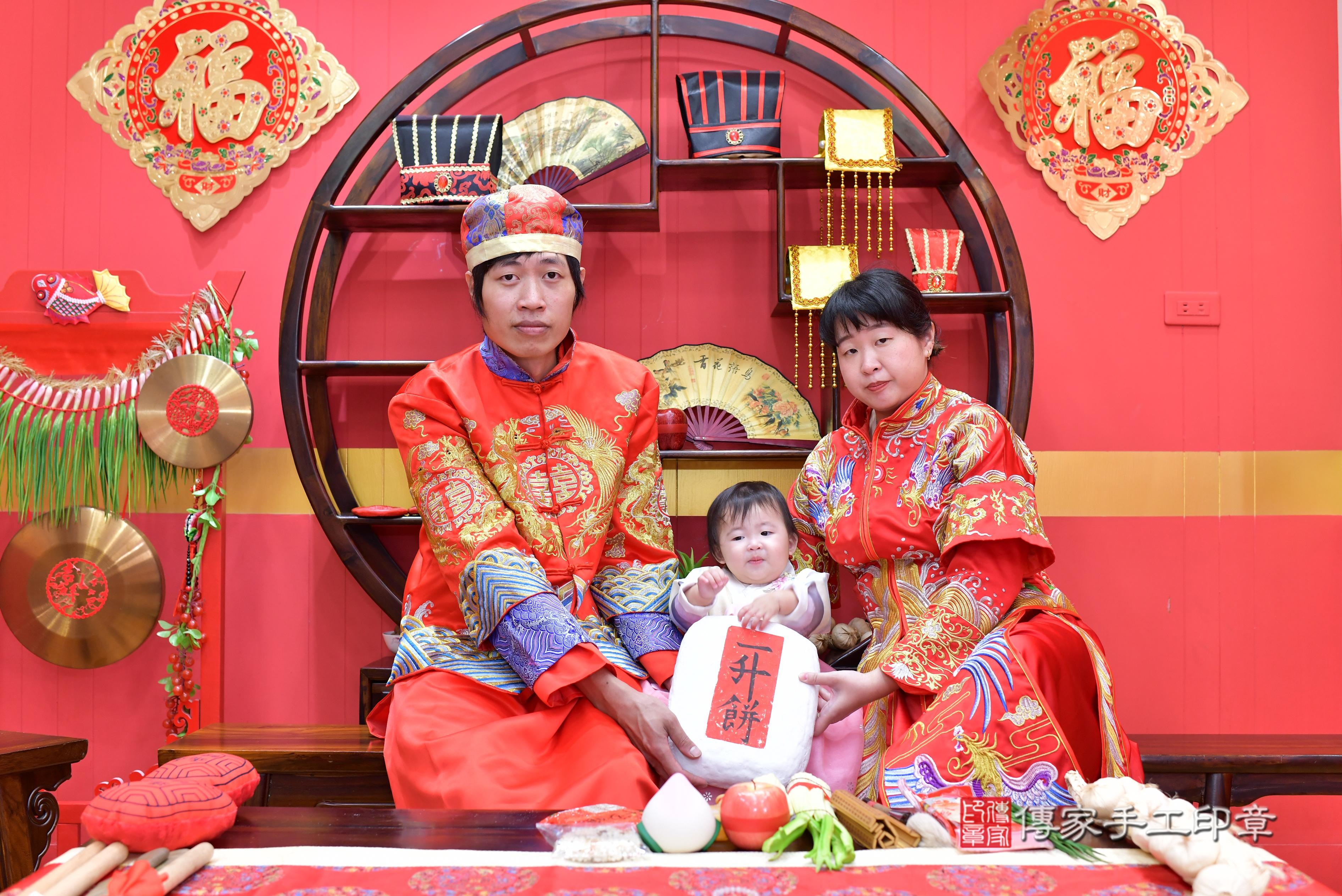 傳家手工印章桃園店、抓周、度脺、中國風會場、傳家嬰兒古禮、吉祥話、抓周道具物品24種、拍照。抓周證書。寶寶抓周、滿周歲、生日快樂、祝福 傳家手工印章桃園店、抓周、度脺、中國風會場、傳家嬰兒古禮、吉祥話、抓周道具物品24種、拍照。抓周證書。寶寶抓周、滿周歲、生日快樂、祝福