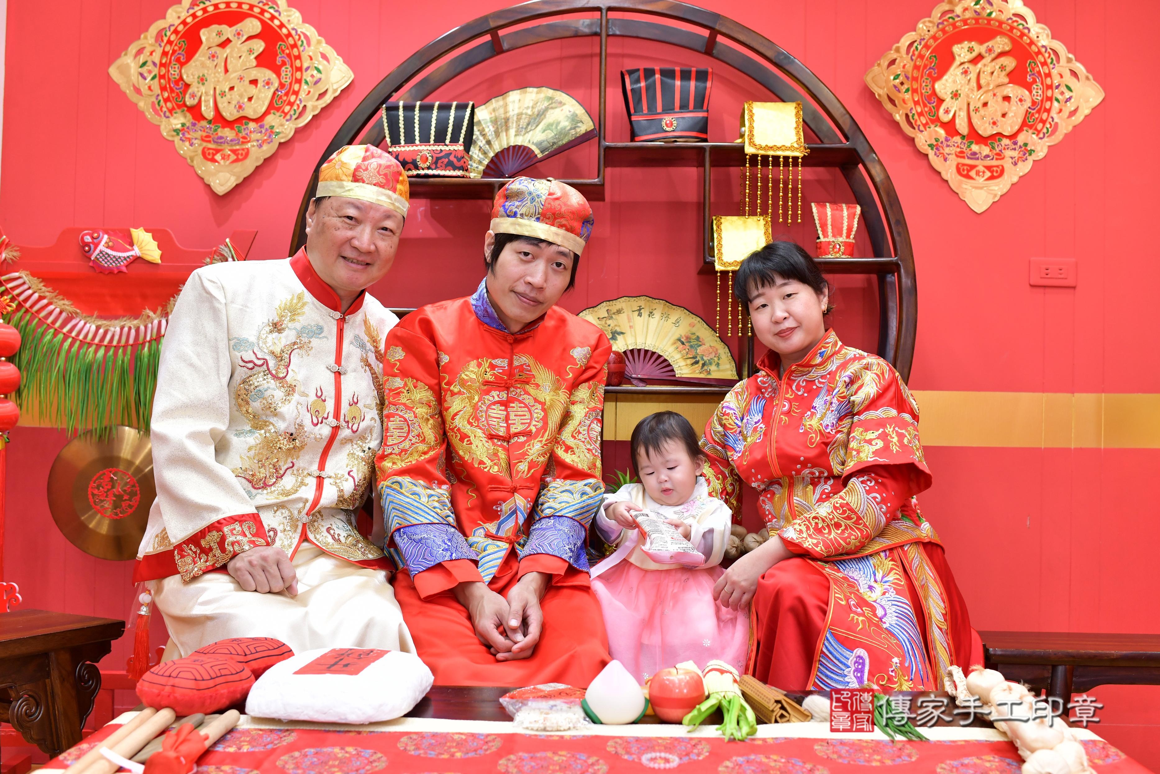 傳家手工印章桃園店、抓周、度脺、中國風會場、傳家嬰兒古禮、吉祥話、抓周道具物品24種、拍照。抓周證書。寶寶抓周、滿周歲、生日快樂、祝福 傳家手工印章桃園店、抓周、度脺、中國風會場、傳家嬰兒古禮、吉祥話、抓周道具物品24種、拍照。抓周證書。寶寶抓周、滿周歲、生日快樂、祝福