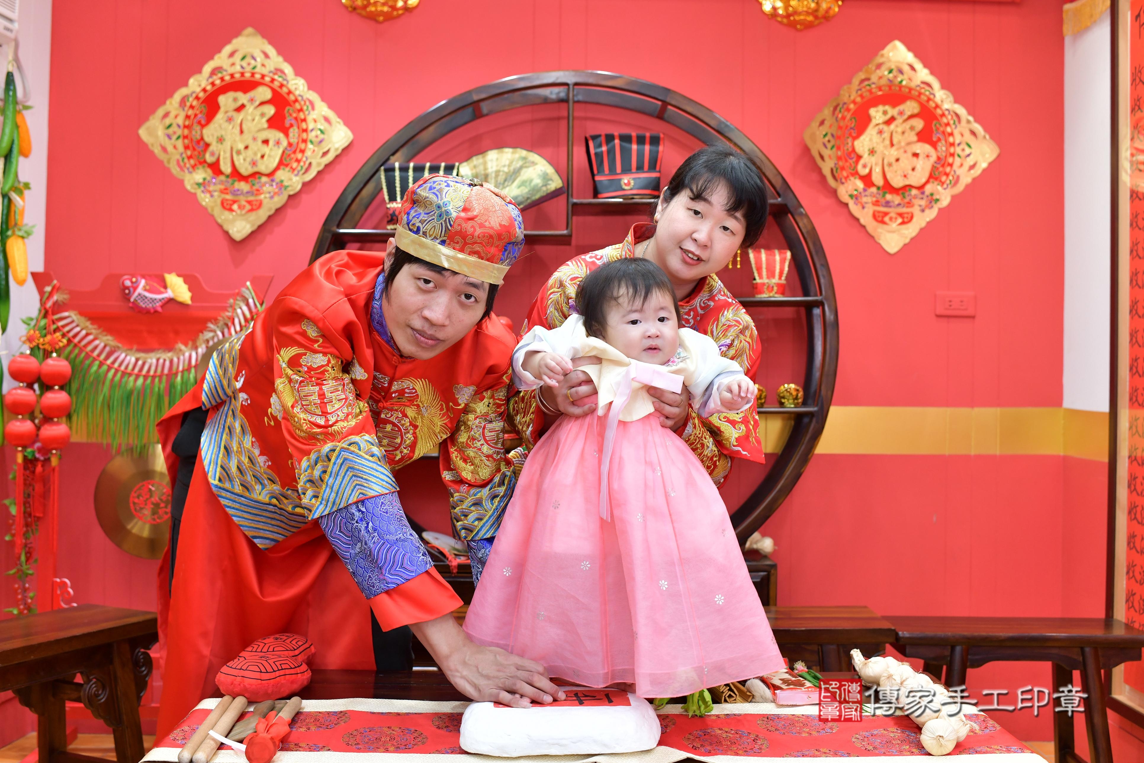 傳家手工印章桃園店、抓周、度脺、中國風會場、傳家嬰兒古禮、吉祥話、抓周道具物品24種、拍照。抓周證書。寶寶抓周、滿周歲、生日快樂、祝福 傳家手工印章桃園店、抓周、度脺、中國風會場、傳家嬰兒古禮、吉祥話、抓周道具物品24種、拍照。抓周證書。寶寶抓周、滿周歲、生日快樂、祝福