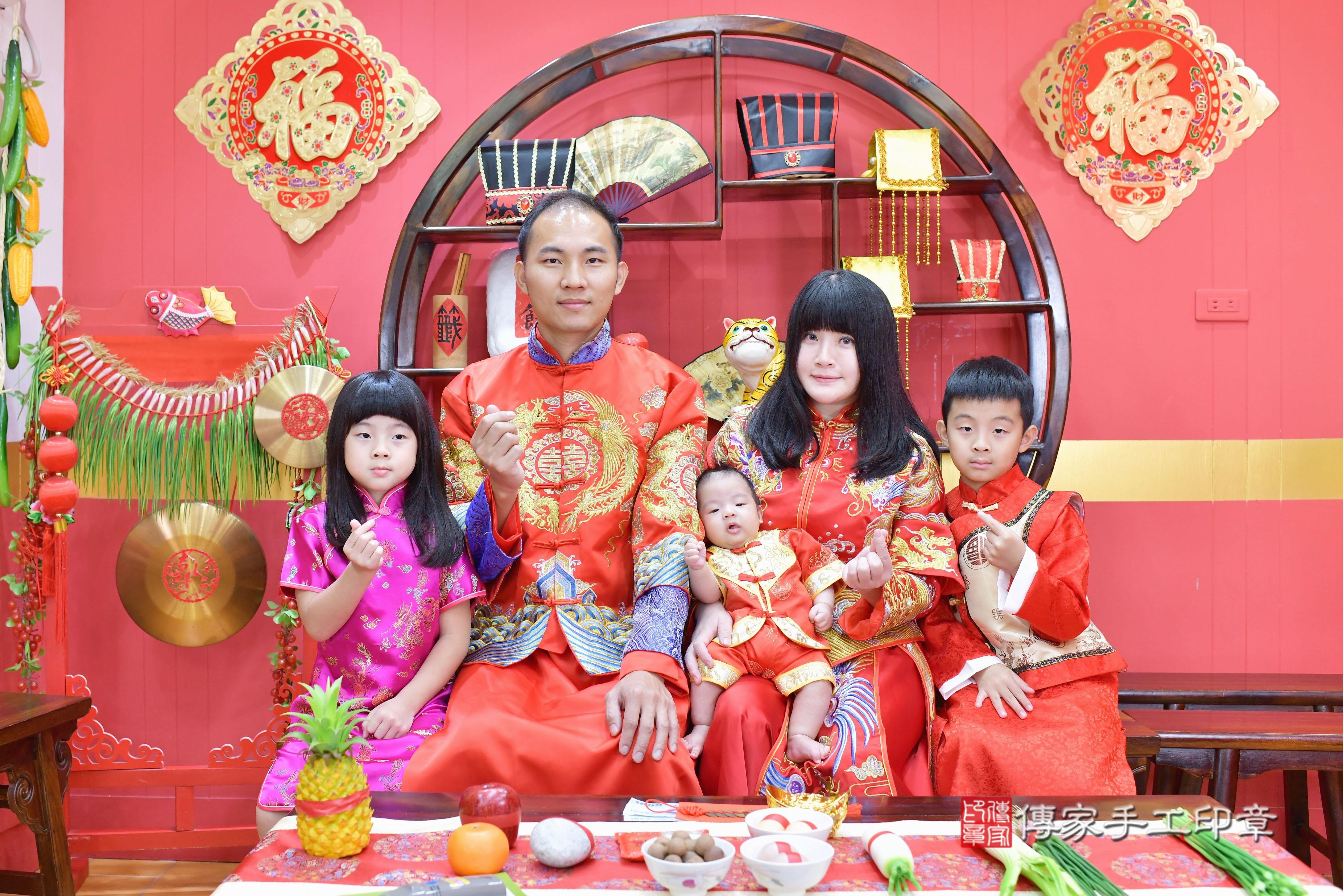 傳家手工印章桃園店、剃頭、中國風會場、傳家嬰兒古禮、吉祥話、抓周道具物品24種、拍照。抓周證書。寶寶抓周、滿周歲、生日快樂、祝福 傳家手工印章桃園店、剃頭、中國風會場、傳家嬰兒古禮、吉祥話、抓周道具物品24種、拍照。抓周證書。寶寶抓周、滿周歲、生日快樂、祝福