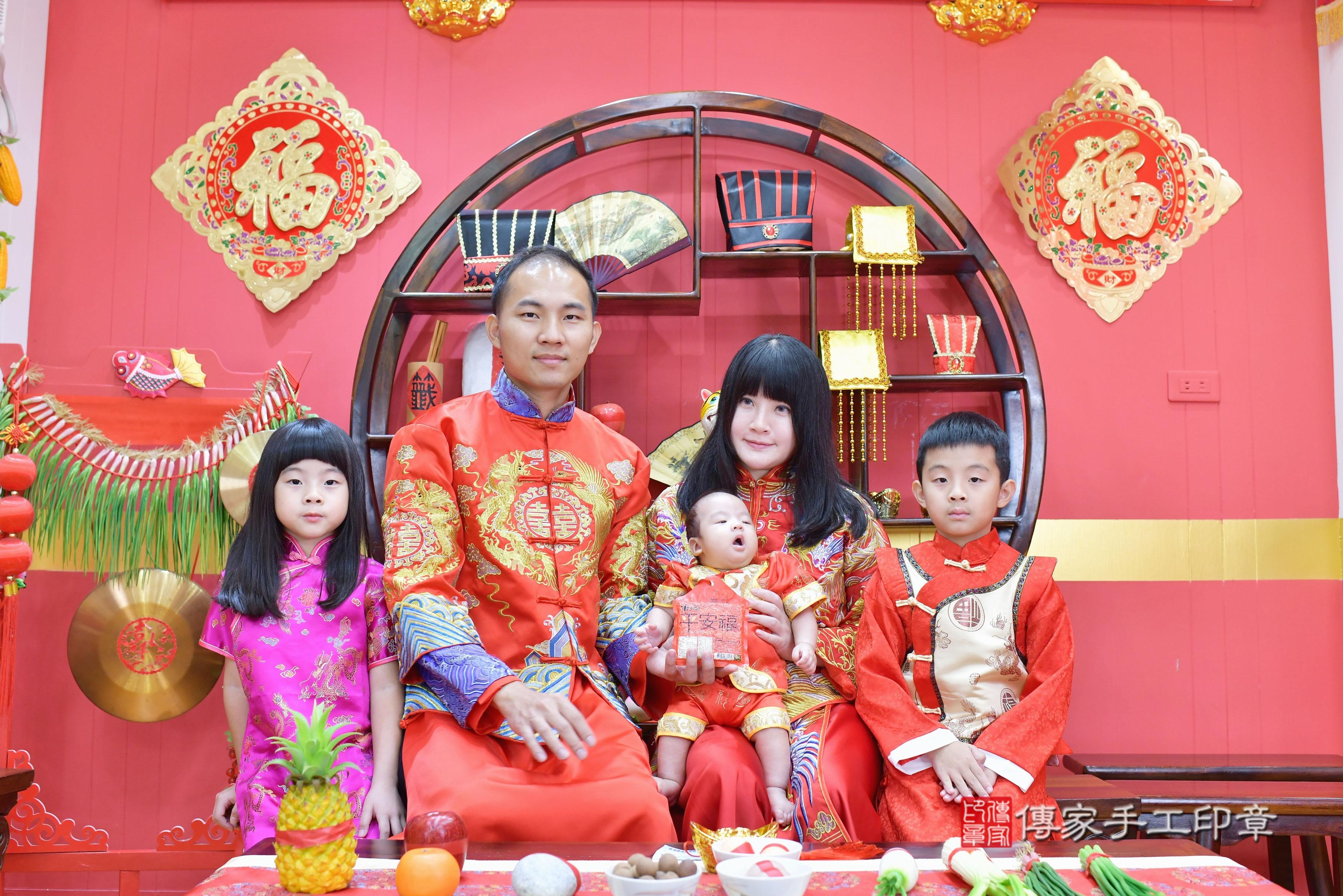 傳家手工印章桃園店、剃頭、中國風會場、傳家嬰兒古禮、吉祥話、抓周道具物品24種、拍照。抓周證書。寶寶抓周、滿周歲、生日快樂、祝福 傳家手工印章桃園店、剃頭、中國風會場、傳家嬰兒古禮、吉祥話、抓周道具物品24種、拍照。抓周證書。寶寶抓周、滿周歲、生日快樂、祝福