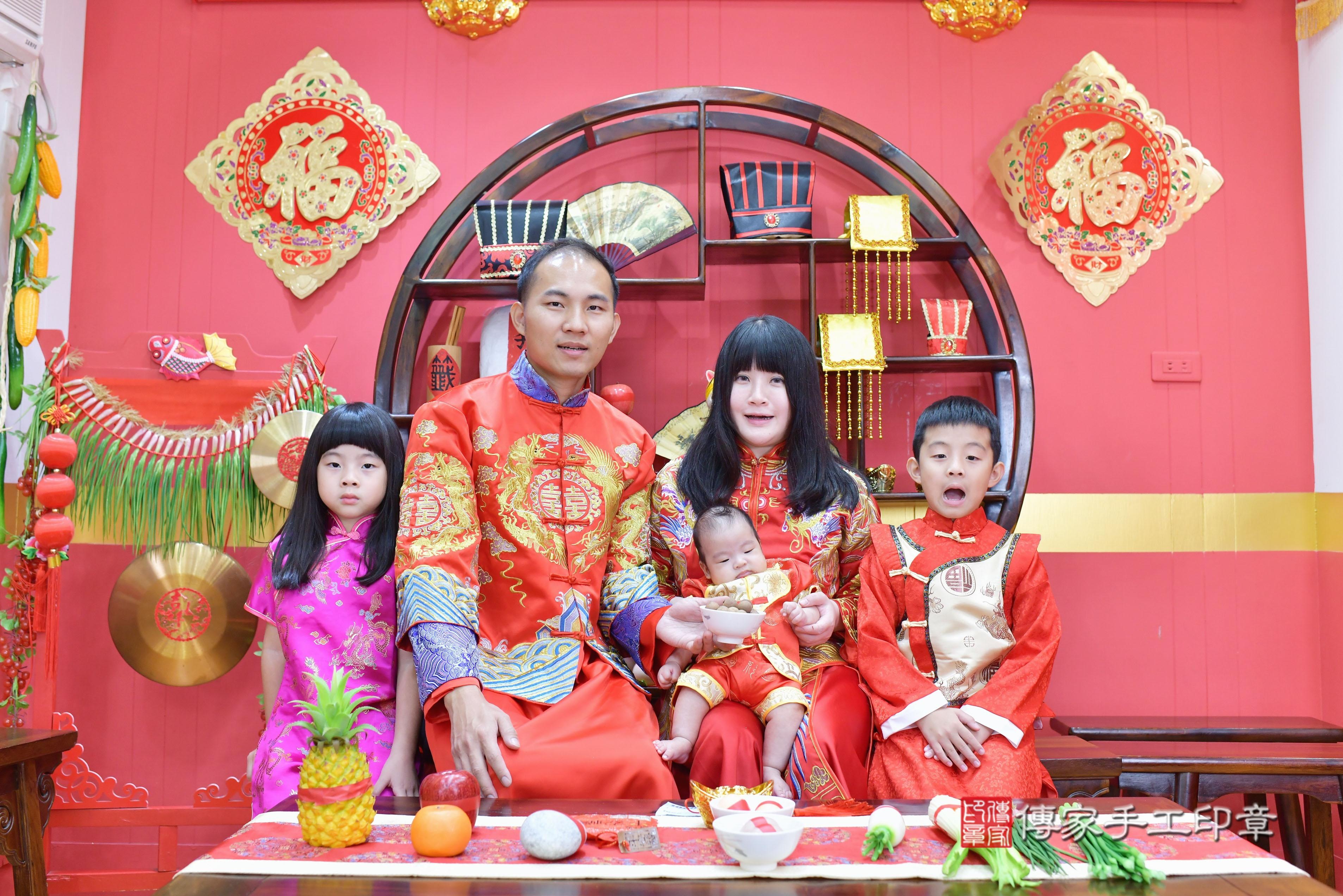 傳家手工印章桃園店、剃頭、中國風會場、傳家嬰兒古禮、吉祥話、抓周道具物品24種、拍照。抓周證書。寶寶抓周、滿周歲、生日快樂、祝福 傳家手工印章桃園店、剃頭、中國風會場、傳家嬰兒古禮、吉祥話、抓周道具物品24種、拍照。抓周證書。寶寶抓周、滿周歲、生日快樂、祝福