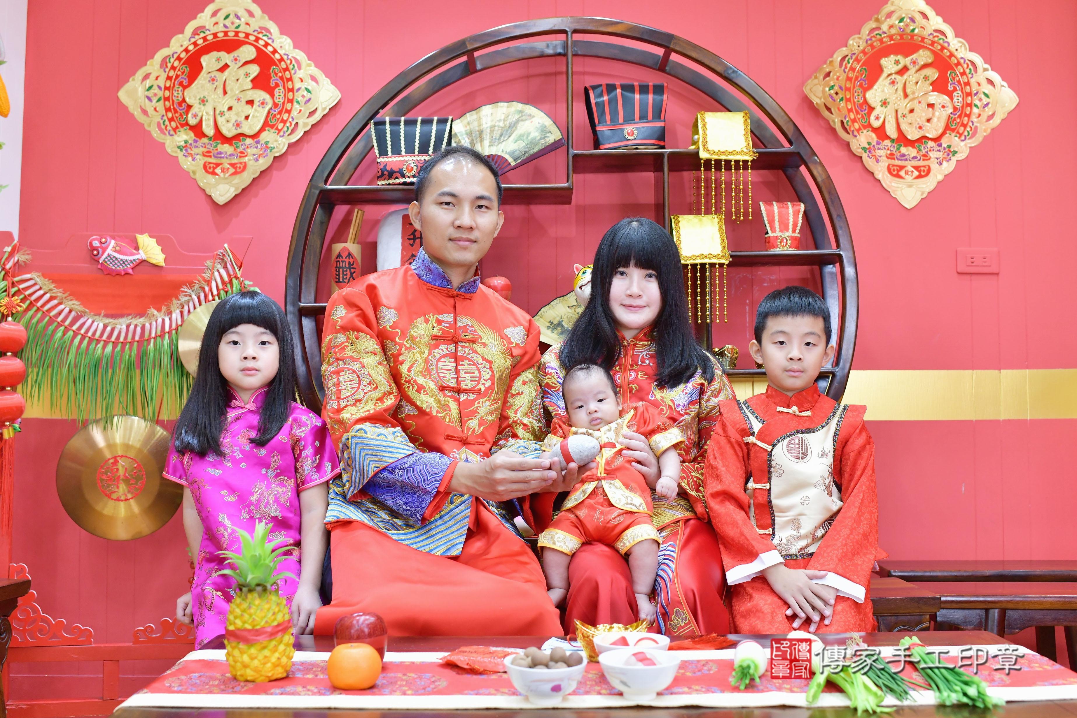 傳家手工印章桃園店、剃頭、中國風會場、傳家嬰兒古禮、吉祥話、抓周道具物品24種、拍照。抓周證書。寶寶抓周、滿周歲、生日快樂、祝福 傳家手工印章桃園店、剃頭、中國風會場、傳家嬰兒古禮、吉祥話、抓周道具物品24種、拍照。抓周證書。寶寶抓周、滿周歲、生日快樂、祝福