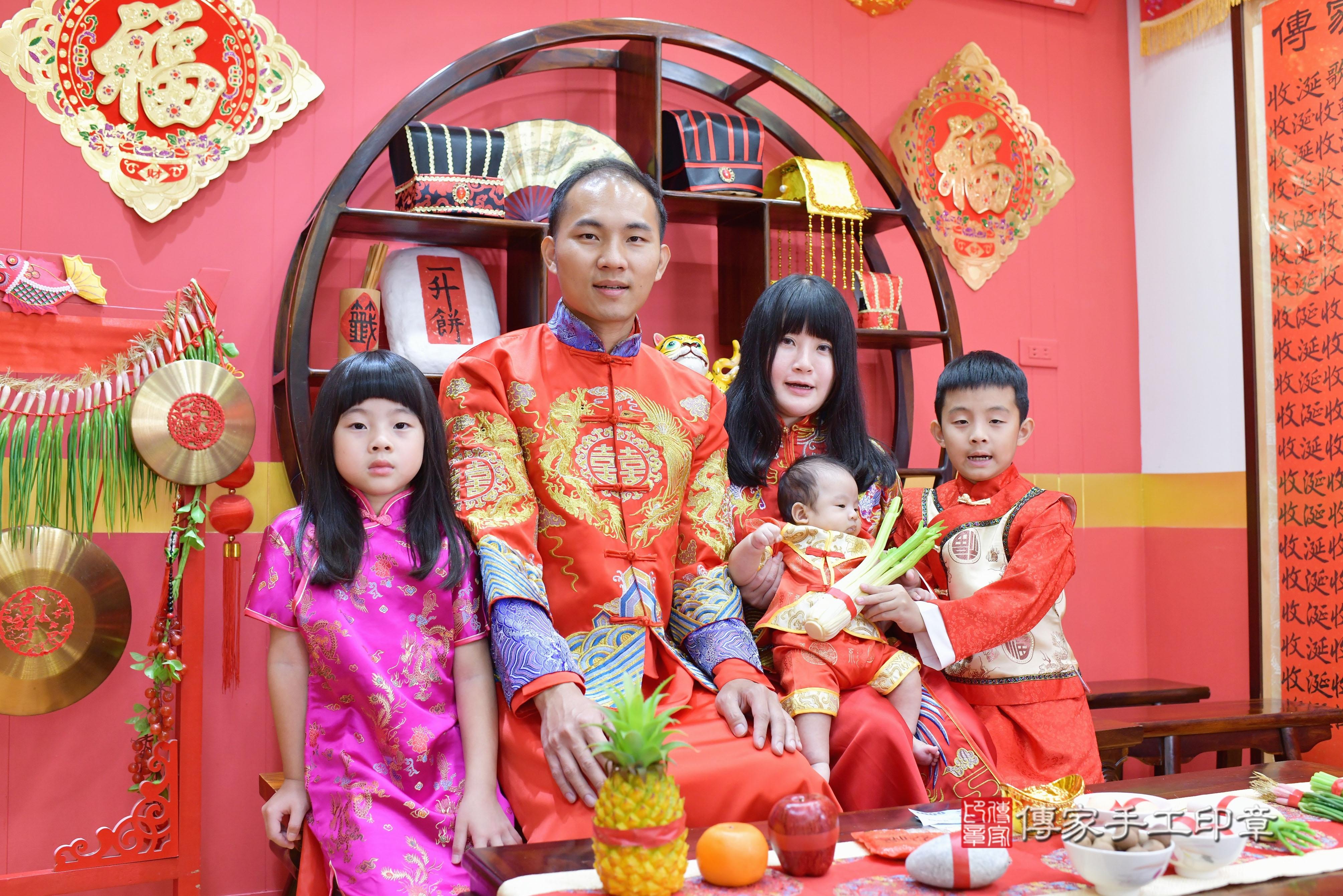 傳家手工印章桃園店、剃頭、中國風會場、傳家嬰兒古禮、吉祥話、抓周道具物品24種、拍照。抓周證書。寶寶抓周、滿周歲、生日快樂、祝福 傳家手工印章桃園店、剃頭、中國風會場、傳家嬰兒古禮、吉祥話、抓周道具物品24種、拍照。抓周證書。寶寶抓周、滿周歲、生日快樂、祝福