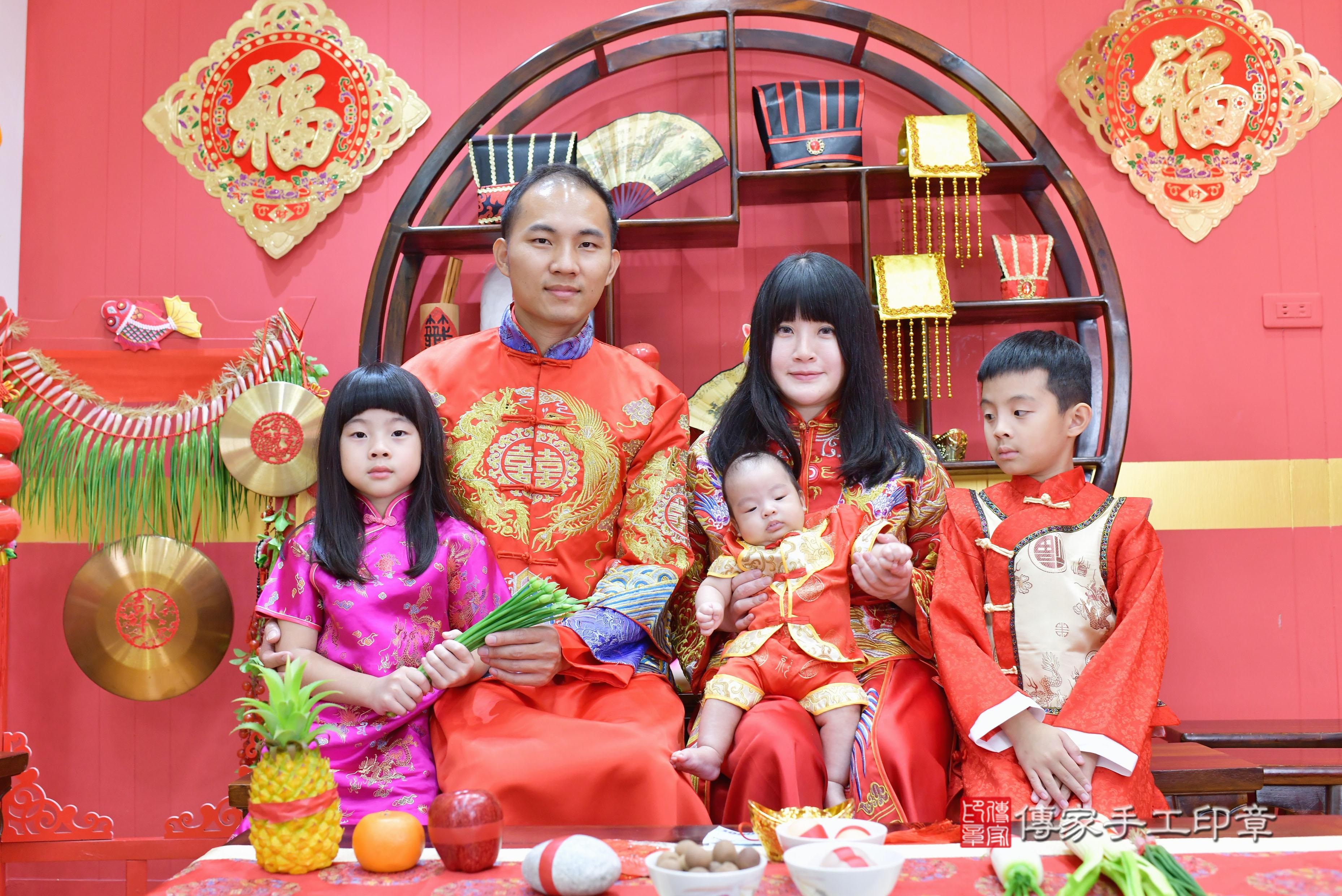 傳家手工印章桃園店、剃頭、中國風會場、傳家嬰兒古禮、吉祥話、抓周道具物品24種、拍照。抓周證書。寶寶抓周、滿周歲、生日快樂、祝福 傳家手工印章桃園店、剃頭、中國風會場、傳家嬰兒古禮、吉祥話、抓周道具物品24種、拍照。抓周證書。寶寶抓周、滿周歲、生日快樂、祝福