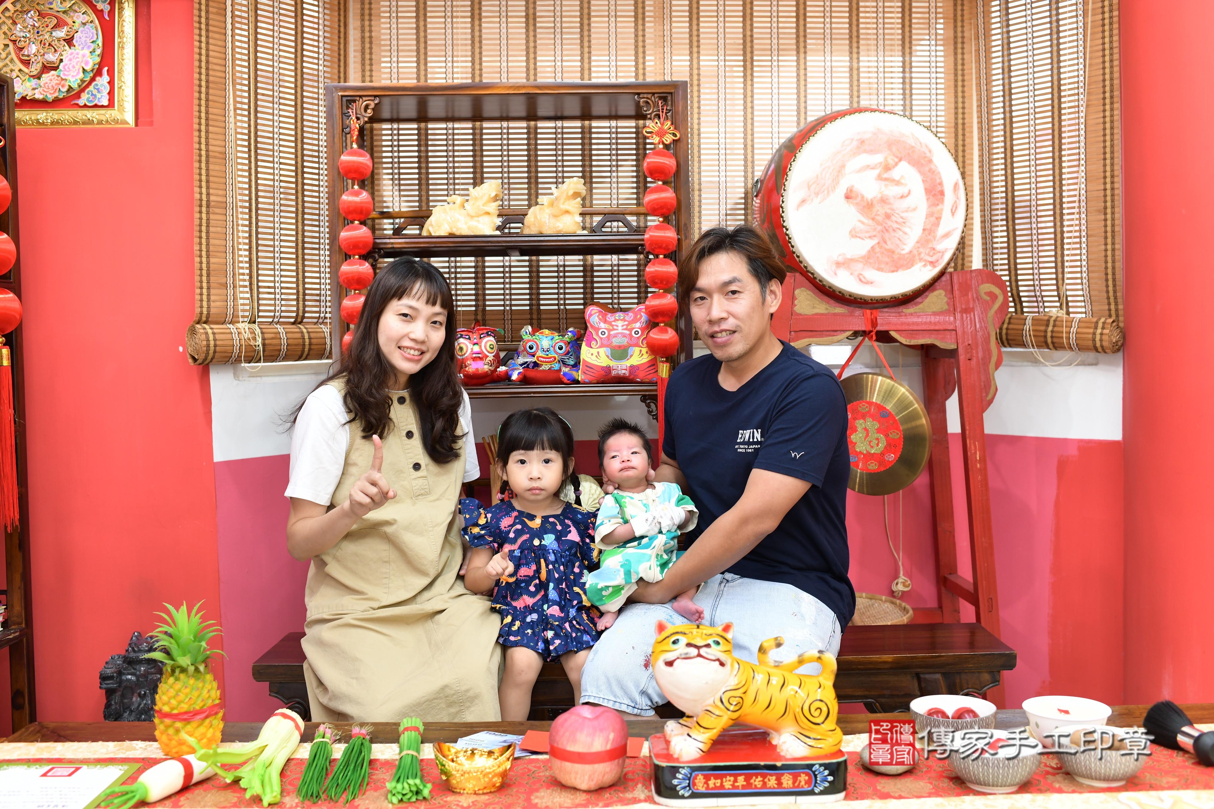 傳家手工印章高雄店、抓周、度脺、中國風會場、傳家嬰兒古禮、吉祥話、抓周道具物品24種、拍照。抓周證書。寶寶抓周、滿周歲、生日快樂、祝福 傳家手工印章高雄店、抓周、度脺、中國風會場、傳家嬰兒古禮、吉祥話、抓周道具物品24種、拍照。抓周證書。寶寶抓周、滿周歲、生日快樂、祝福