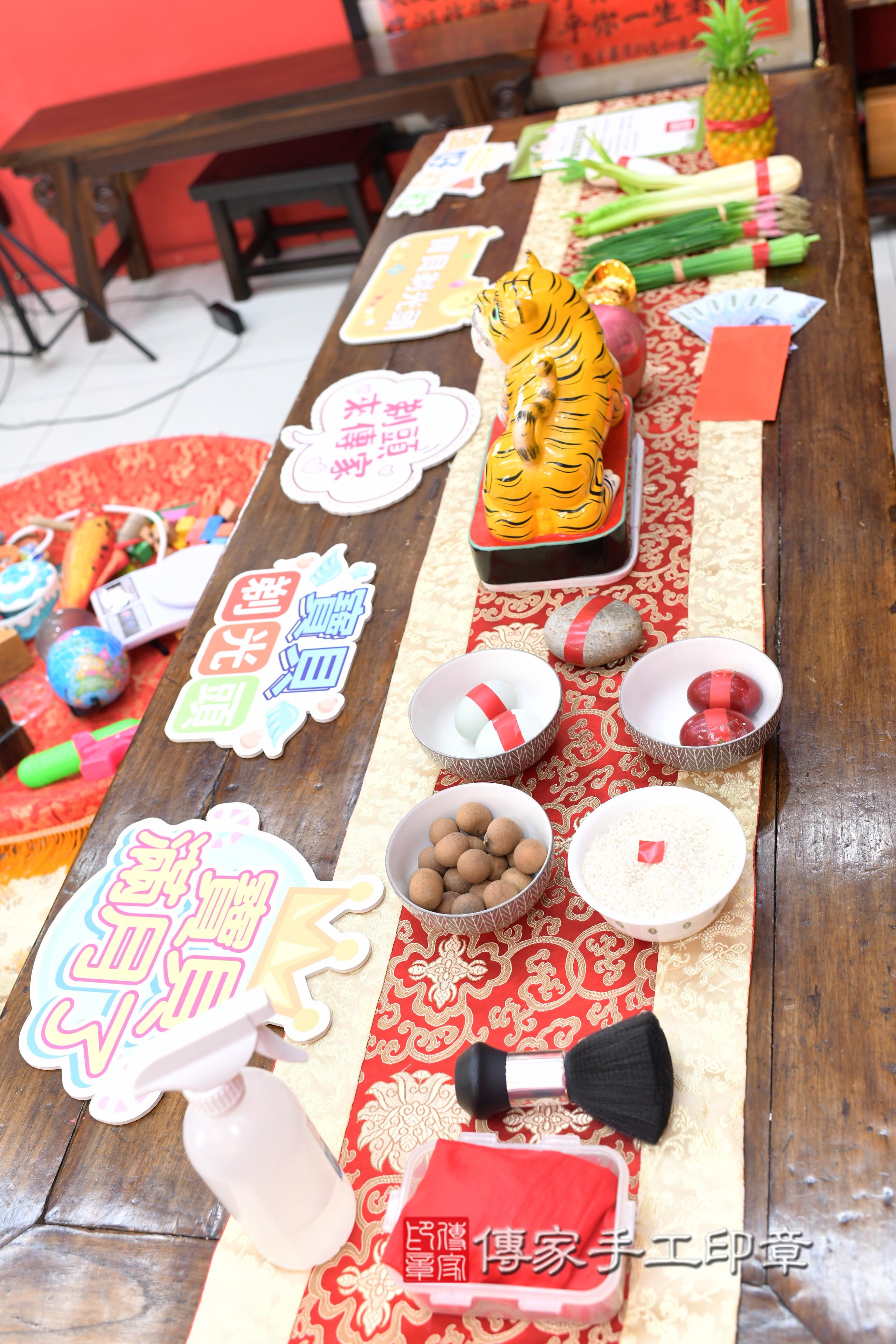 傳家手工印章高雄店、抓周、度脺、中國風會場、傳家嬰兒古禮、吉祥話、抓周道具物品24種、拍照。抓周證書。寶寶抓周、滿周歲、生日快樂、祝福 傳家手工印章高雄店、抓周、度脺、中國風會場、傳家嬰兒古禮、吉祥話、抓周道具物品24種、拍照。抓周證書。寶寶抓周、滿周歲、生日快樂、祝福